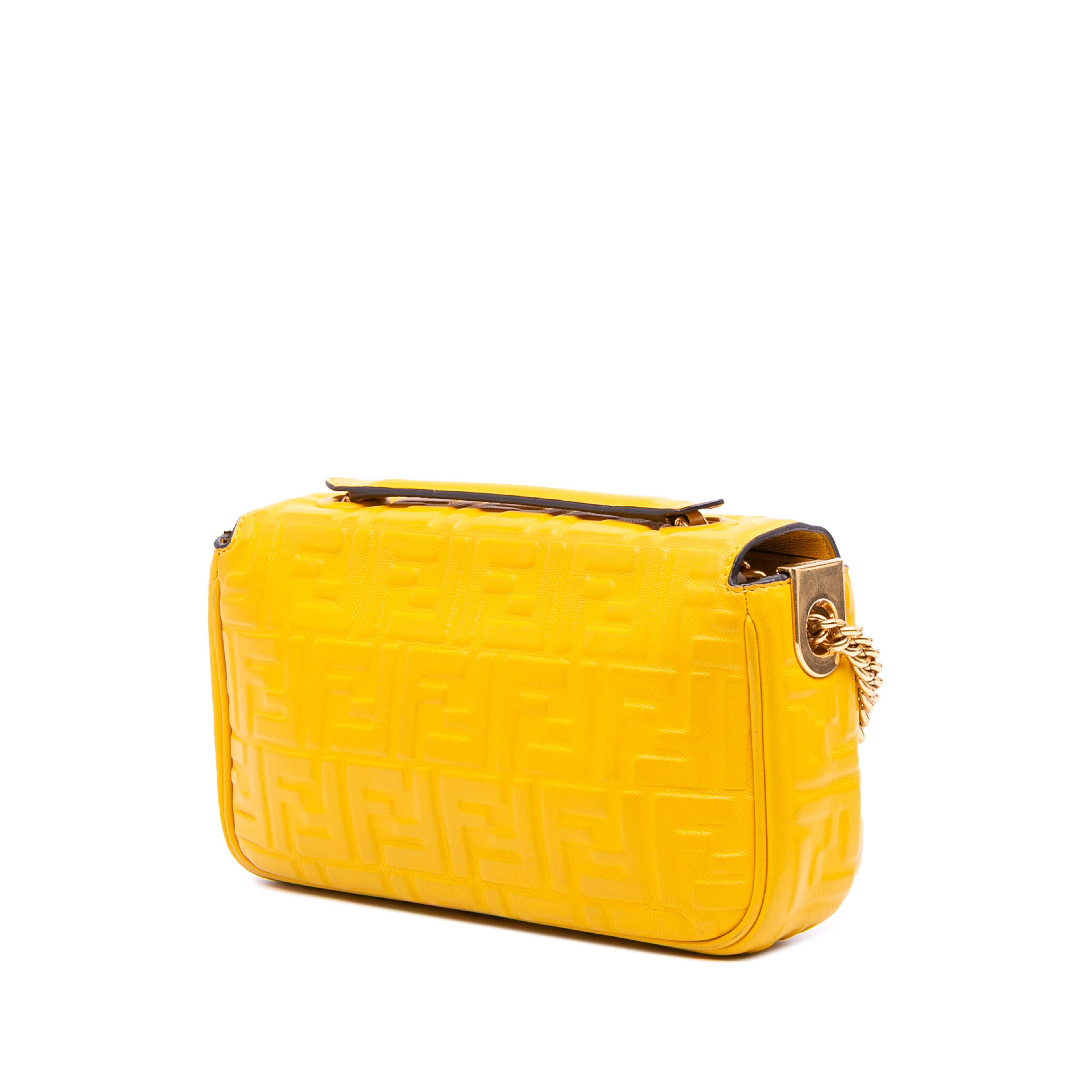 Fendi Zucca Embossed Leather Chain Midi Baguette, från Luxclusif, i färgen mustard. Klicka för att öppna bilden i stort format