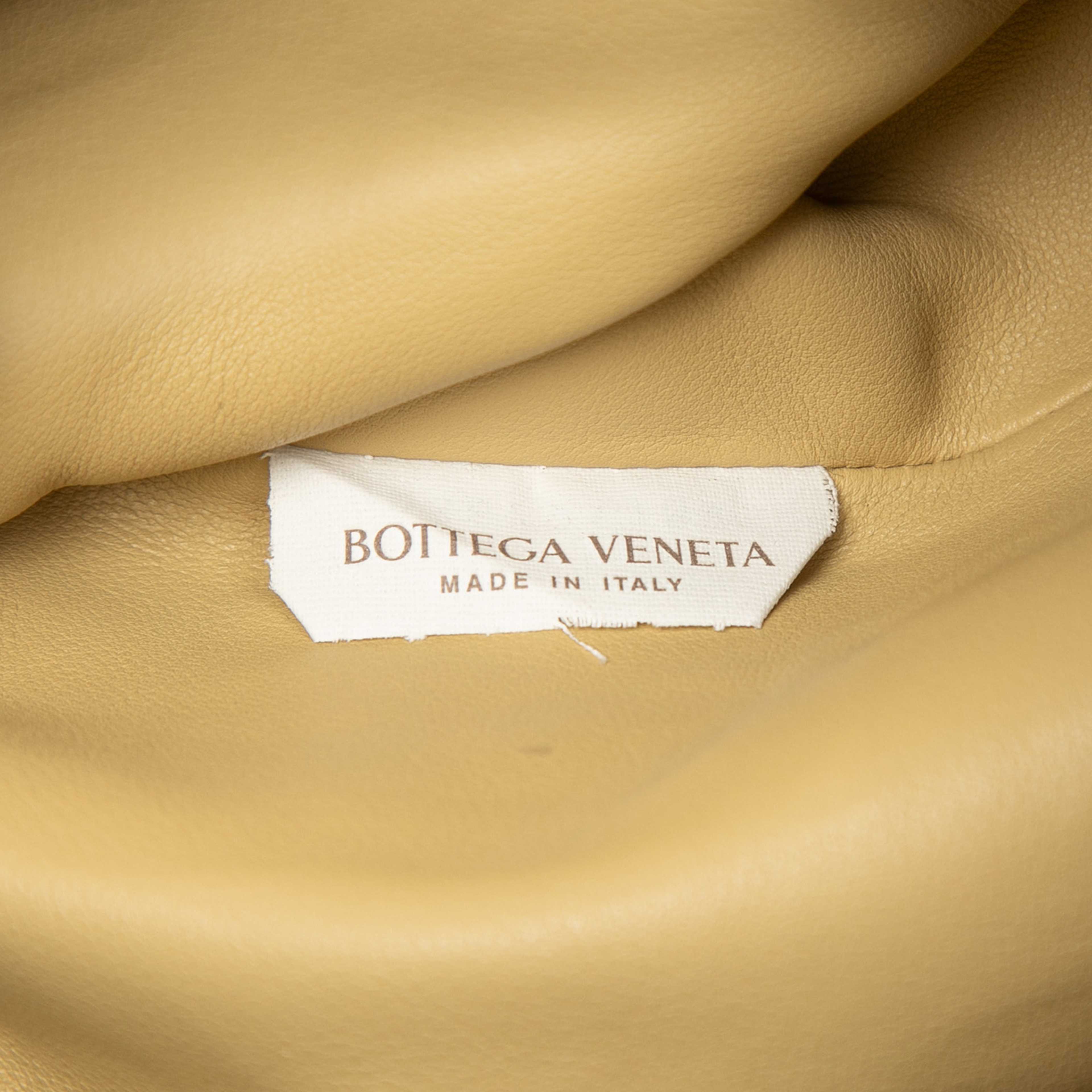Bottega Veneta Lambskin The Mini Pouch Crossbody, från Luxclusif, i färgen gul. Klicka för att öppna bilden i stort format