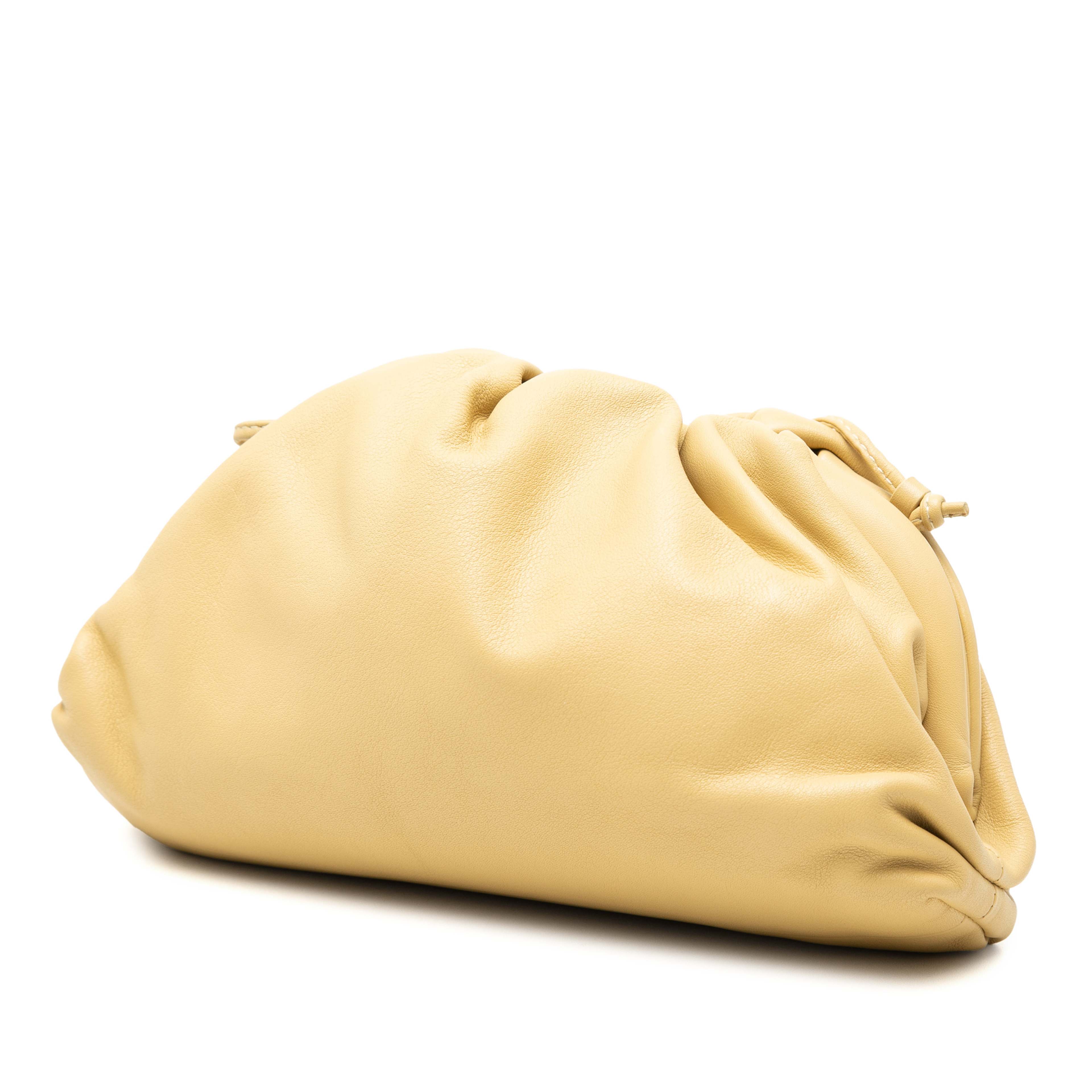Bottega Veneta Lambskin The Mini Pouch Crossbody, från Luxclusif, i färgen gul. Klicka för att öppna bilden i stort format