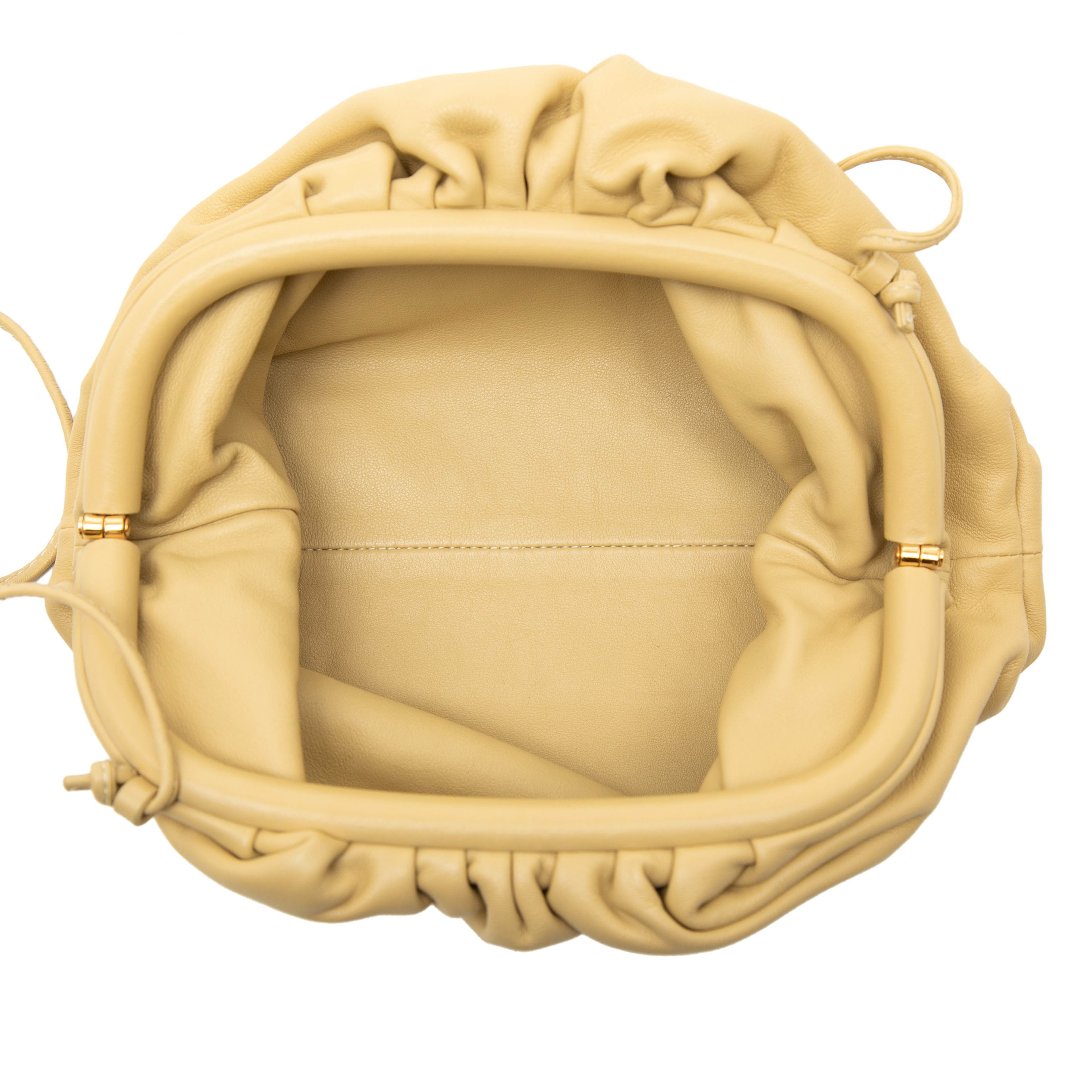 Bottega Veneta Lambskin The Mini Pouch Crossbody, från Luxclusif, i färgen gul. Klicka för att öppna bilden i stort format