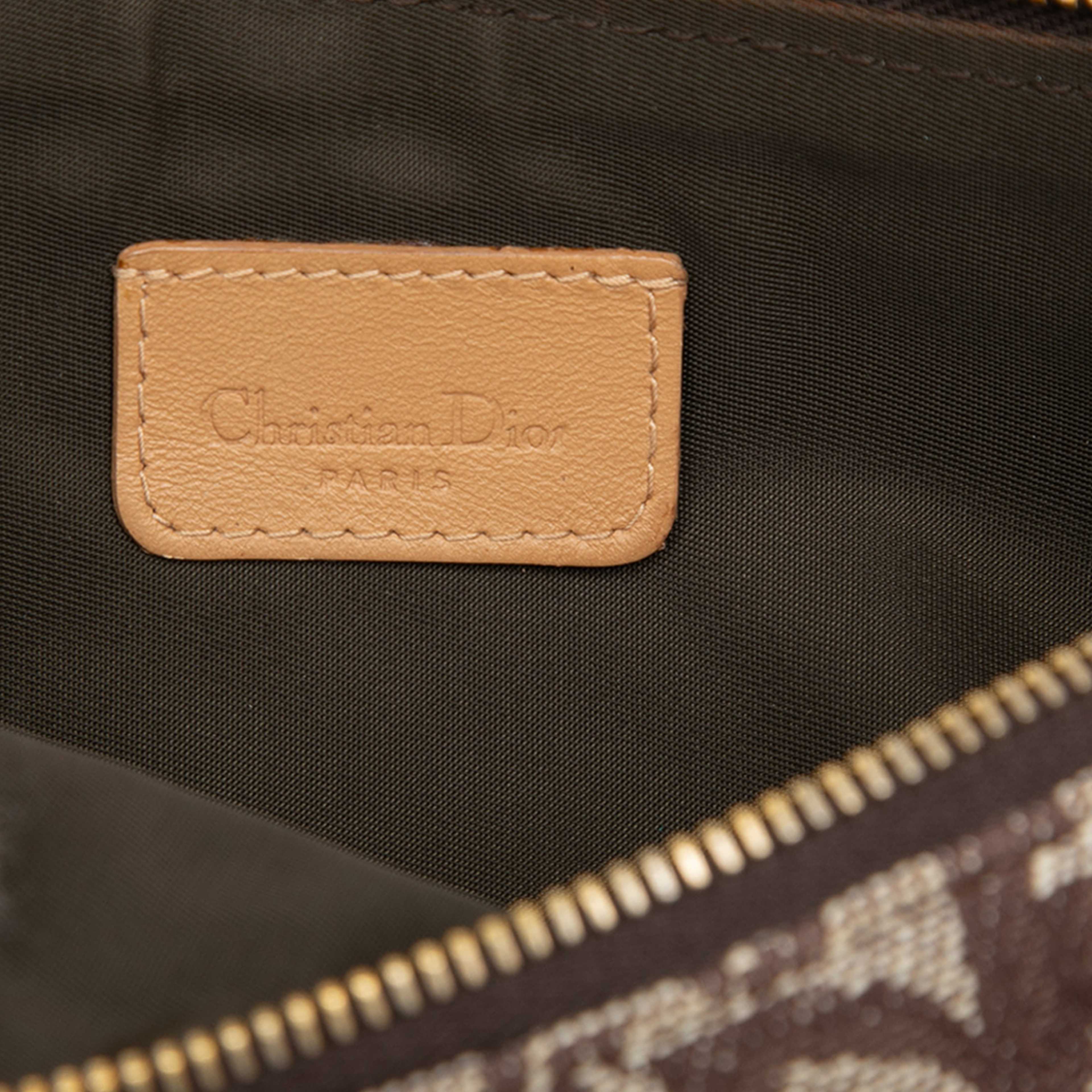 Dior Mini Diorissimo Canvas Saddle Pochette, från Luxclusif, i färgen brown. Klicka för att öppna bilden i stort format