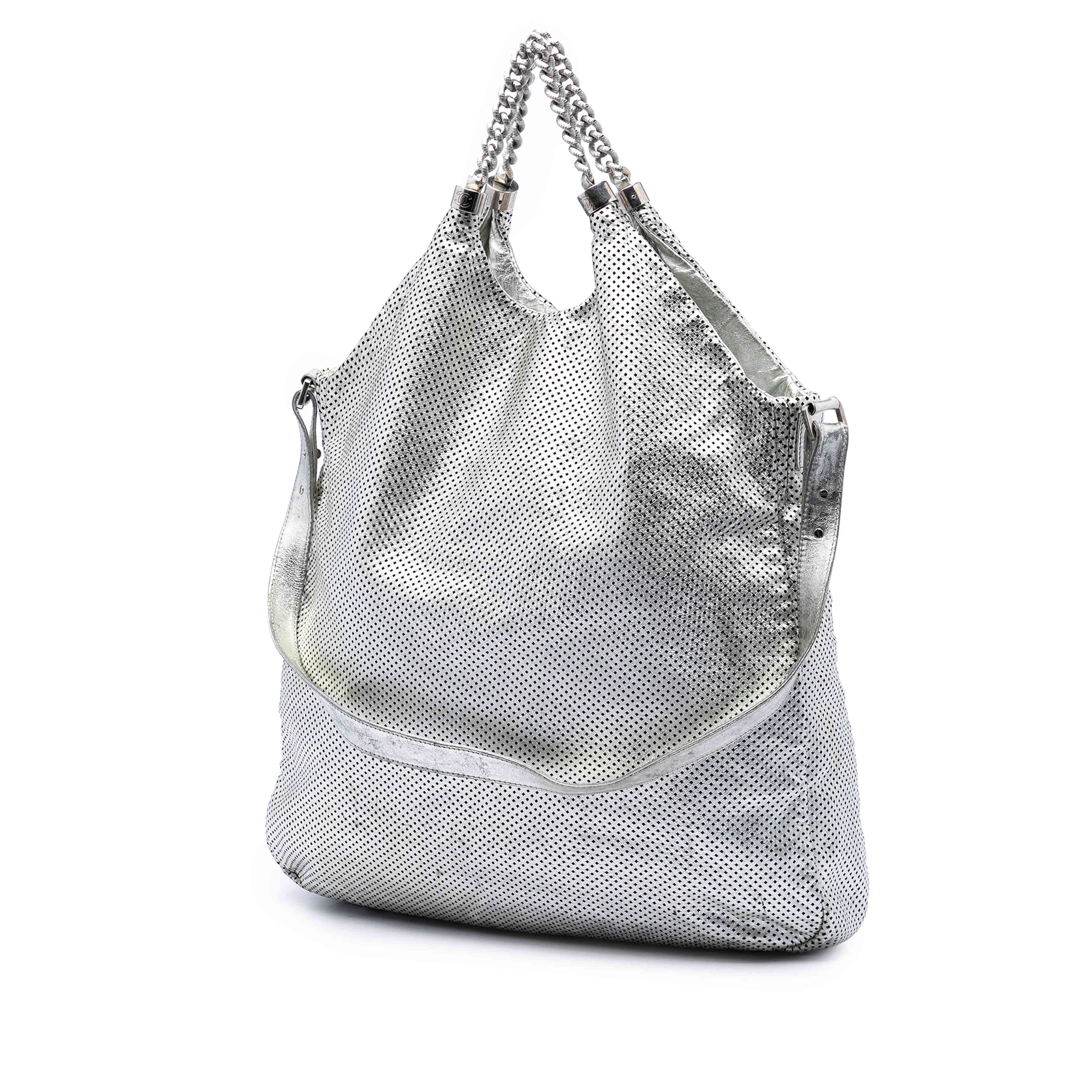 Chanel Large Metallic Glazed Calfskin Perforated Rodeo Drive Satchel, från Luxclusif, i färgen silver. Klicka för att öppna bilden i stort format