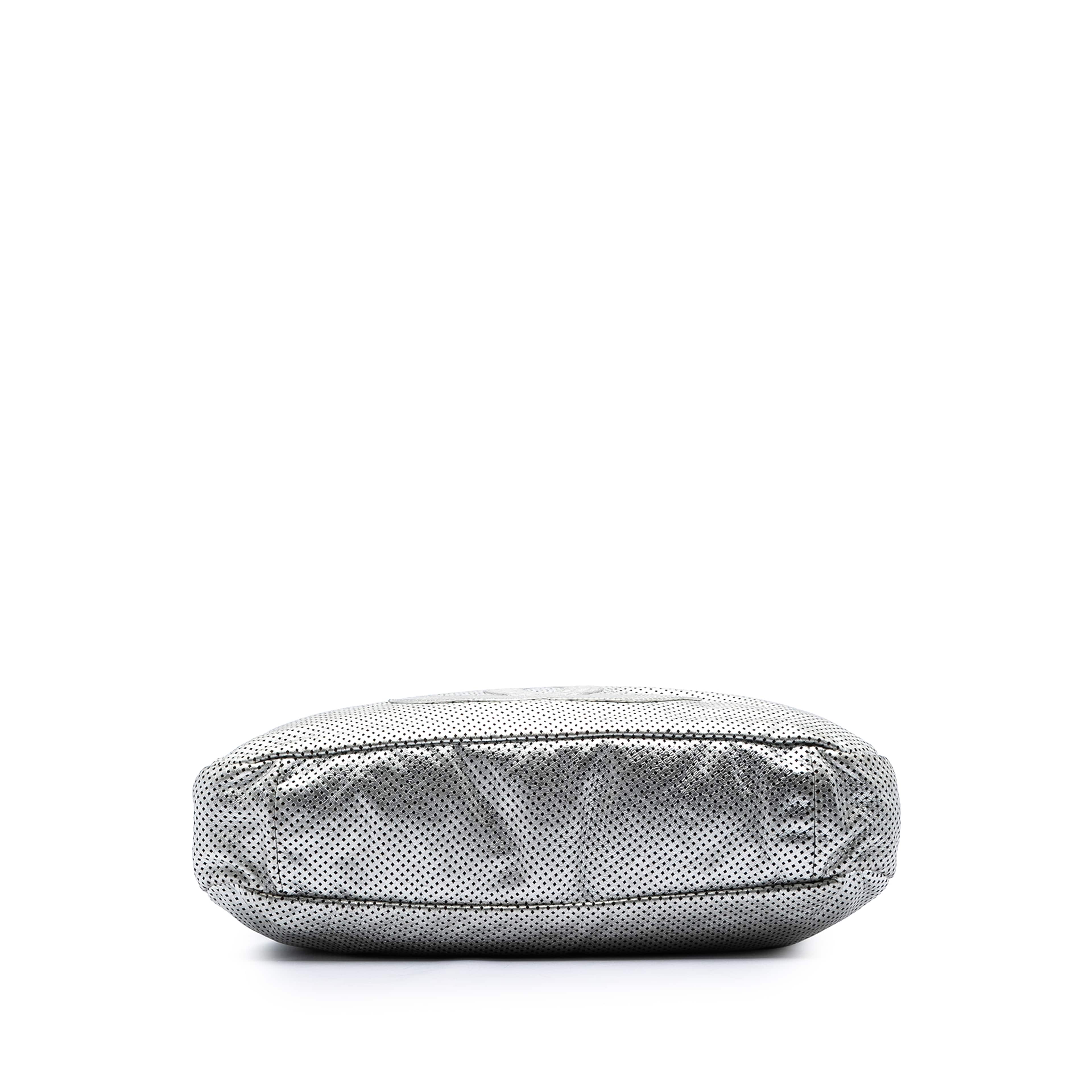 Chanel Large Metallic Glazed Calfskin Perforated Rodeo Drive Satchel, från Luxclusif, i färgen silver. Klicka för att öppna bilden i stort format