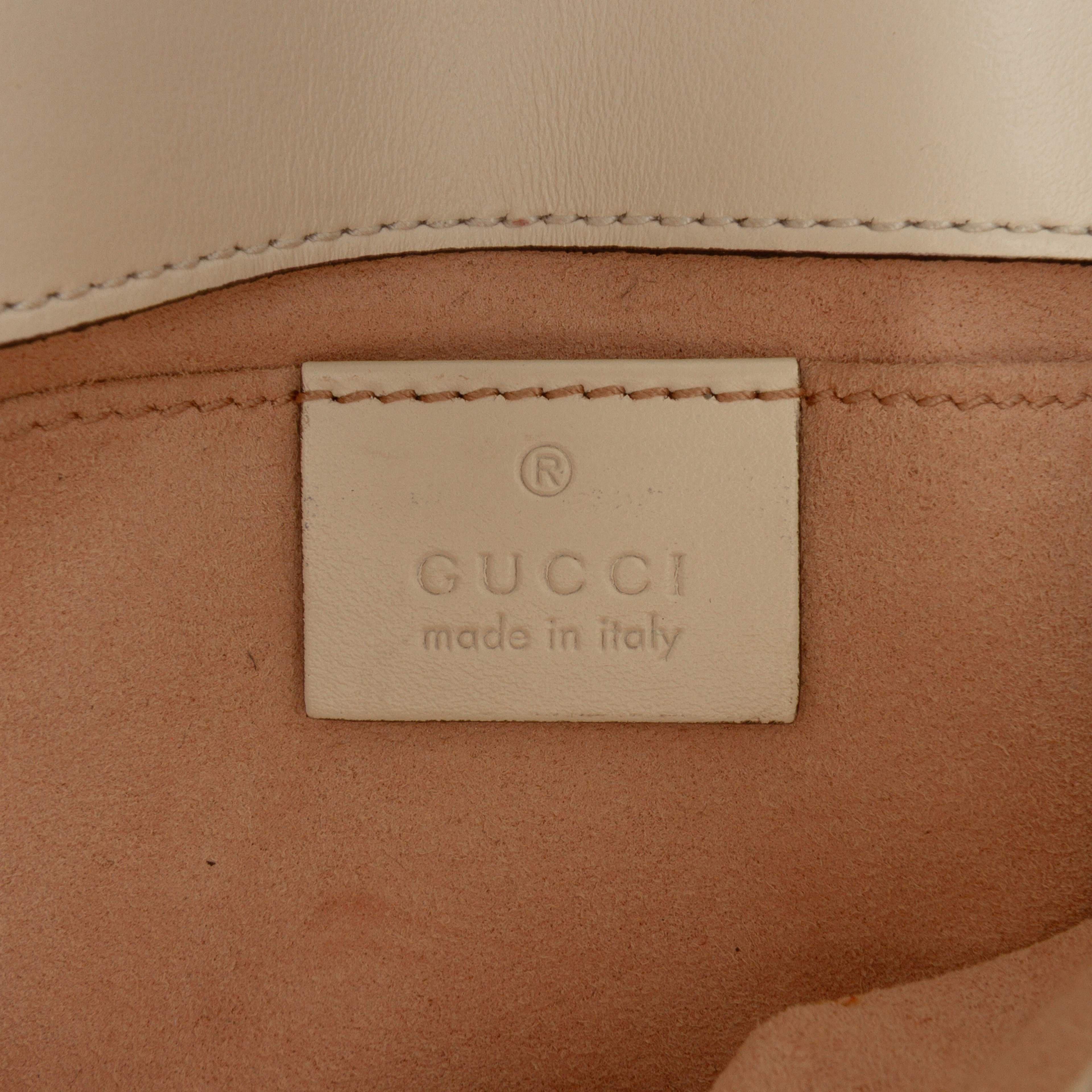 Gucci Small Gg Marmont Matelasse Calfskin Shoulder Bag, från Luxclusif, i färgen vit. Klicka för att öppna bilden i stort format