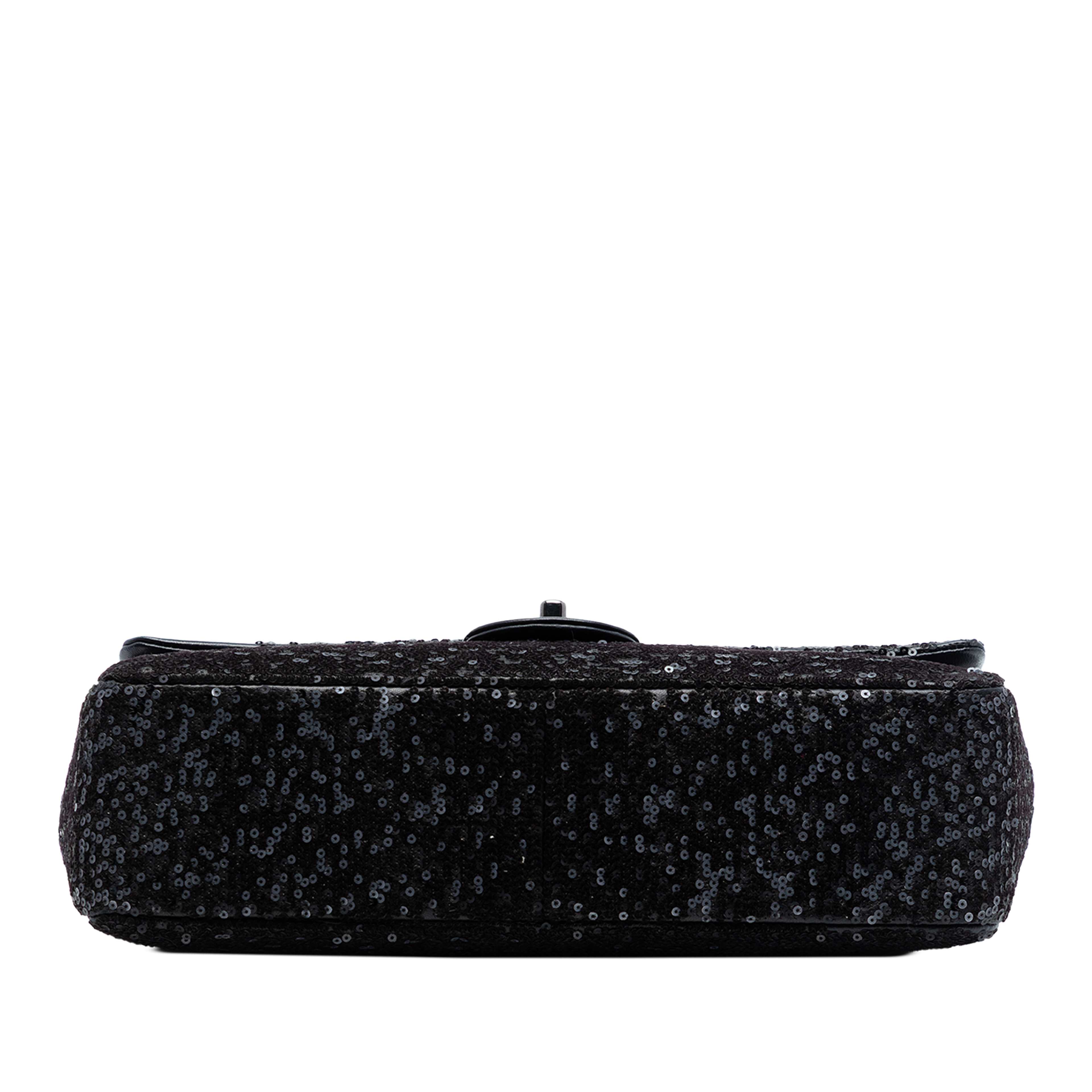 Chanel Jumbo Classic Sequins Single Flap, från Luxclusif, i färgen svart. Klicka för att öppna bilden i stort format