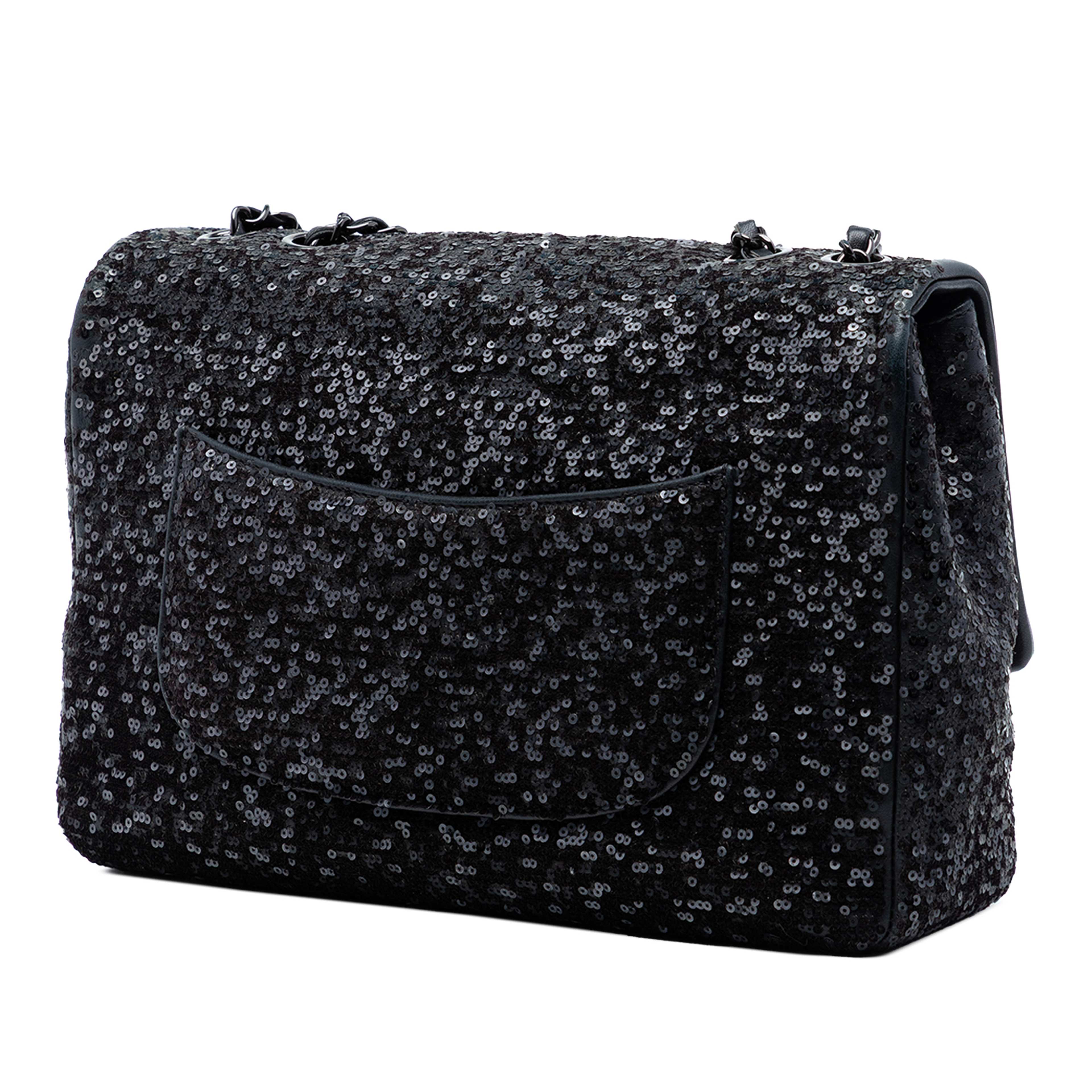 Chanel Jumbo Classic Sequins Single Flap, från Luxclusif, i färgen svart. Klicka för att öppna bilden i stort format
