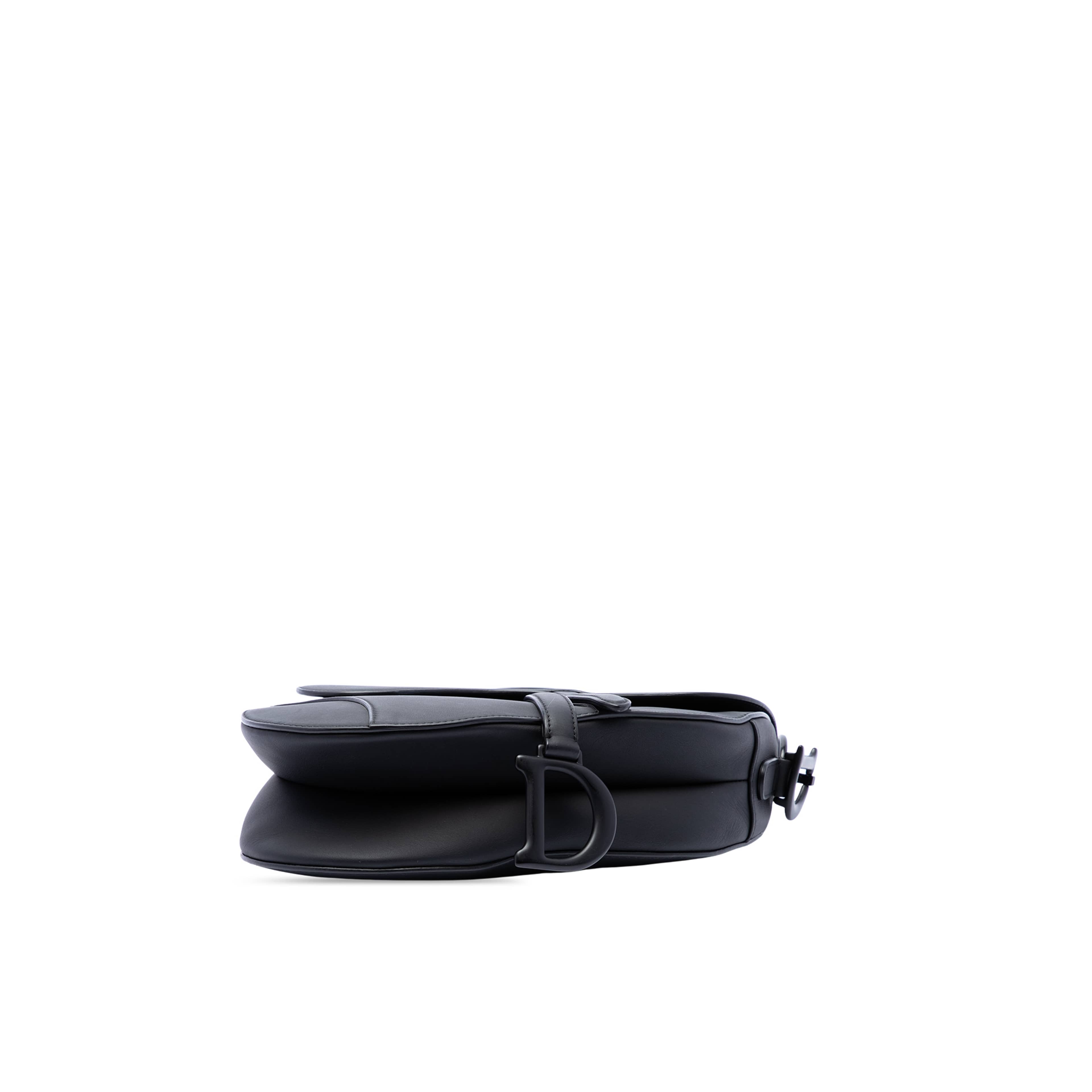 Dior Ultra Matte Calfskin Saddle Bag, från Luxclusif, i färgen svart. Klicka för att öppna bilden i stort format