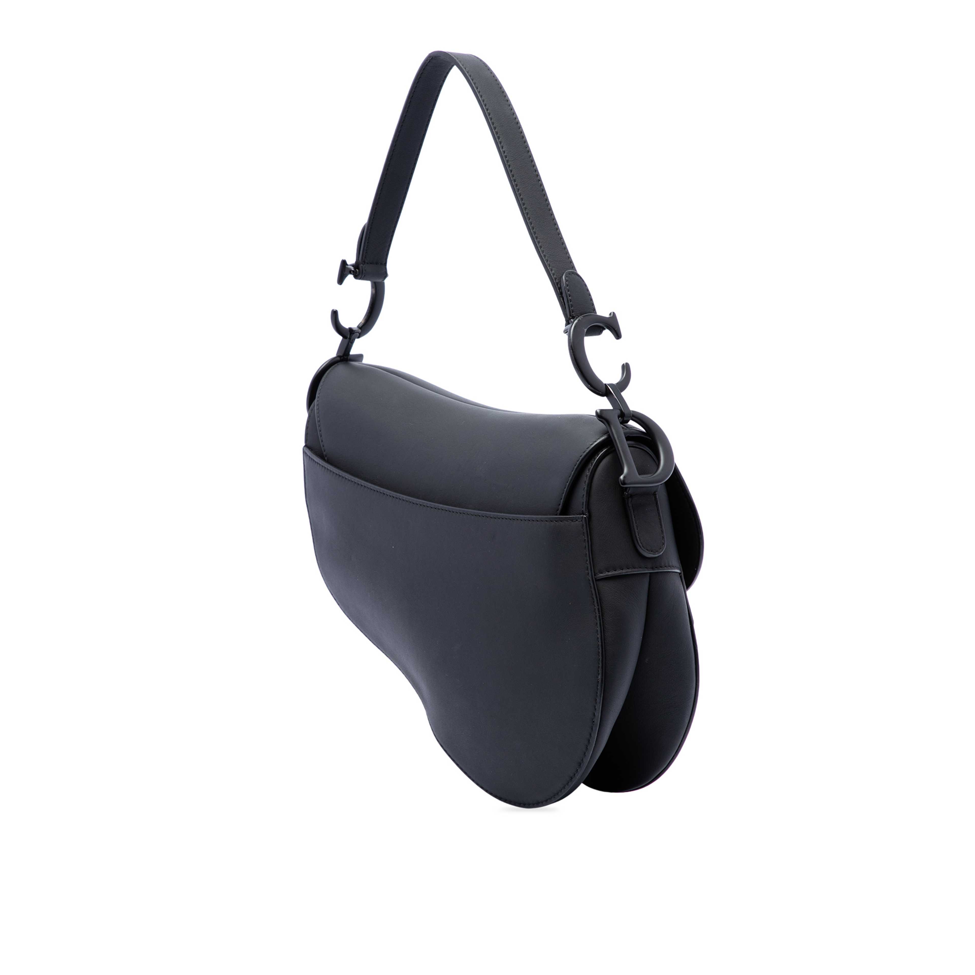 Dior Ultra Matte Calfskin Saddle Bag, från Luxclusif, i färgen svart. Klicka för att öppna bilden i stort format