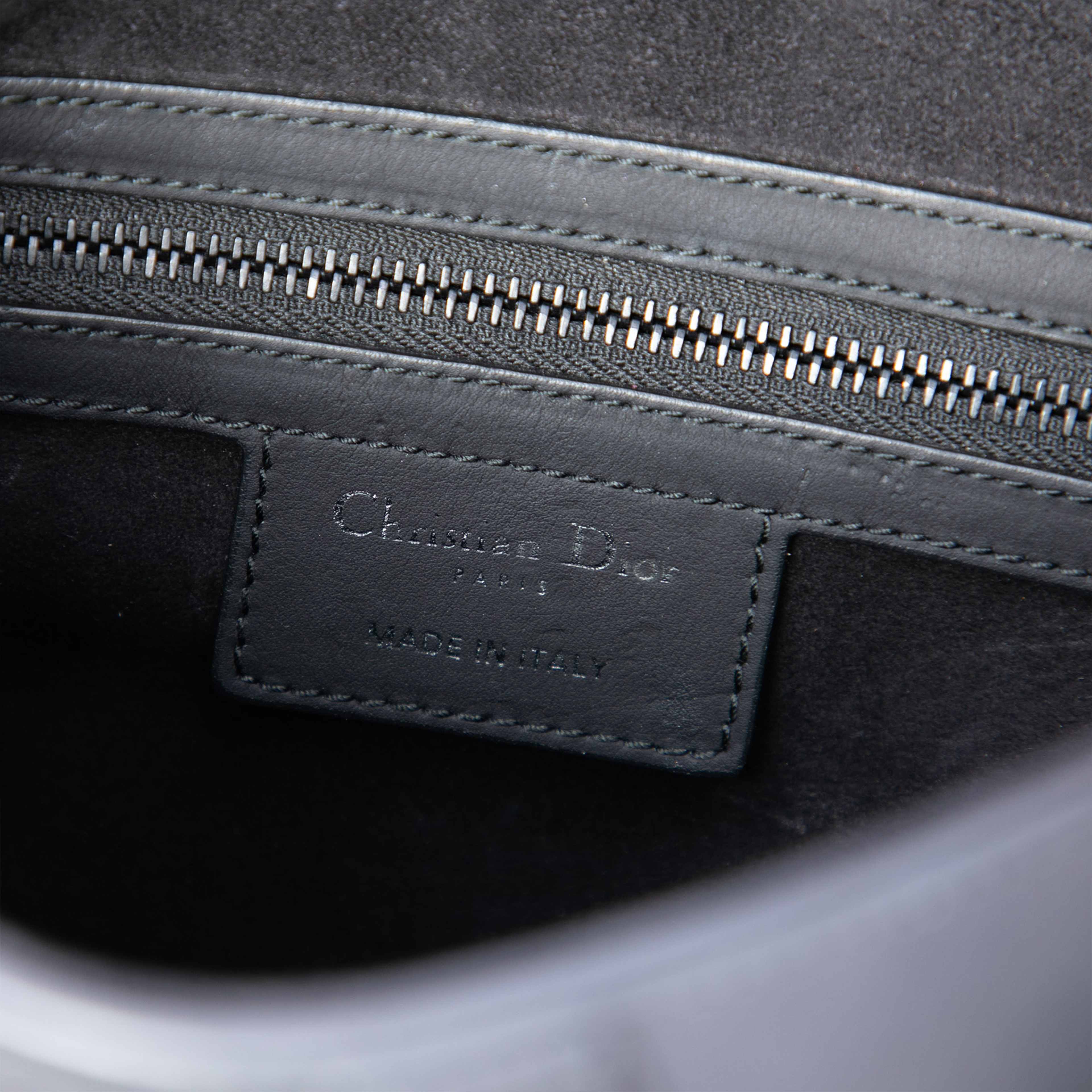 Dior Ultra Matte Calfskin Saddle Bag, från Luxclusif, i färgen svart. Klicka för att öppna bilden i stort format