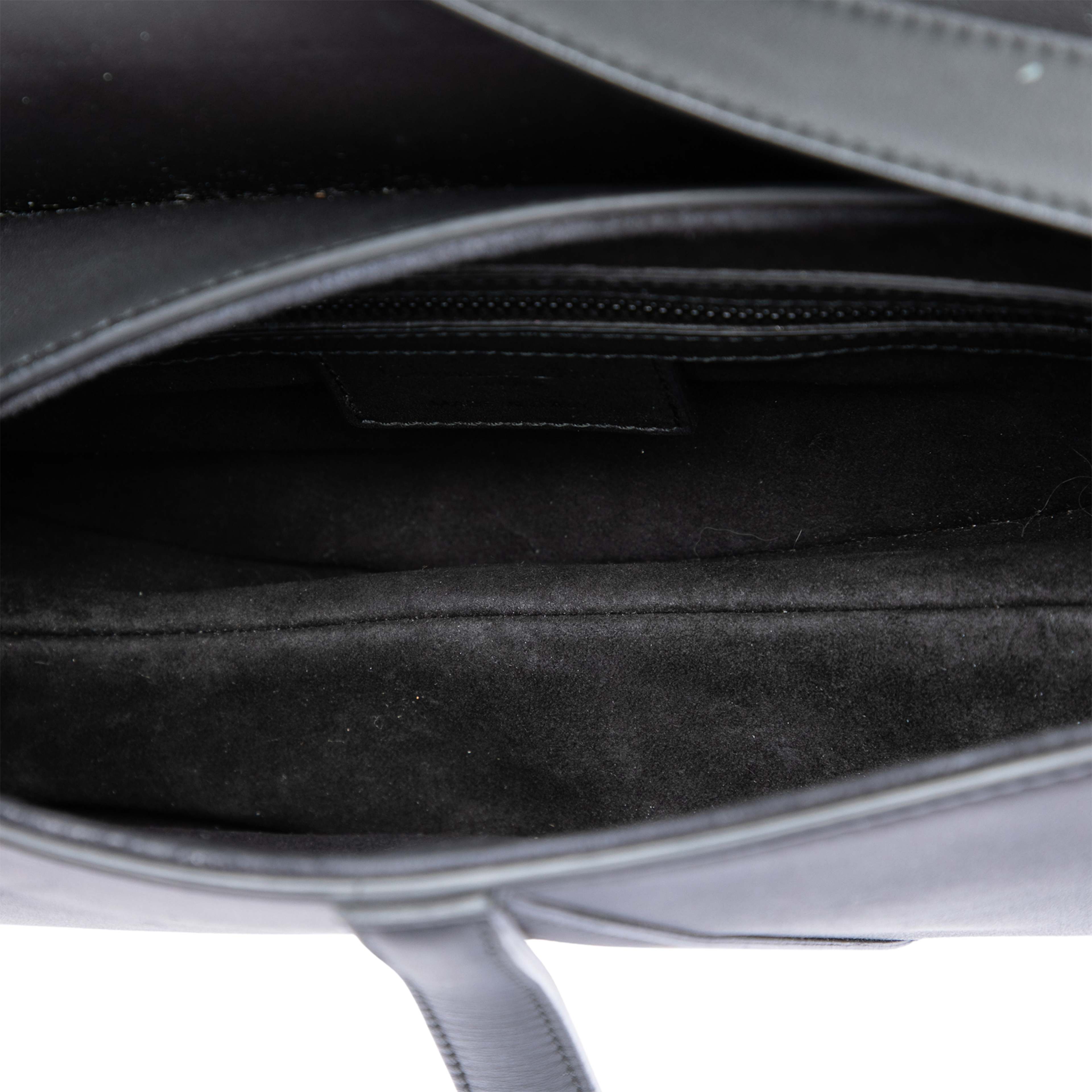 Dior Ultra Matte Calfskin Saddle Bag, från Luxclusif, i färgen svart. Klicka för att öppna bilden i stort format