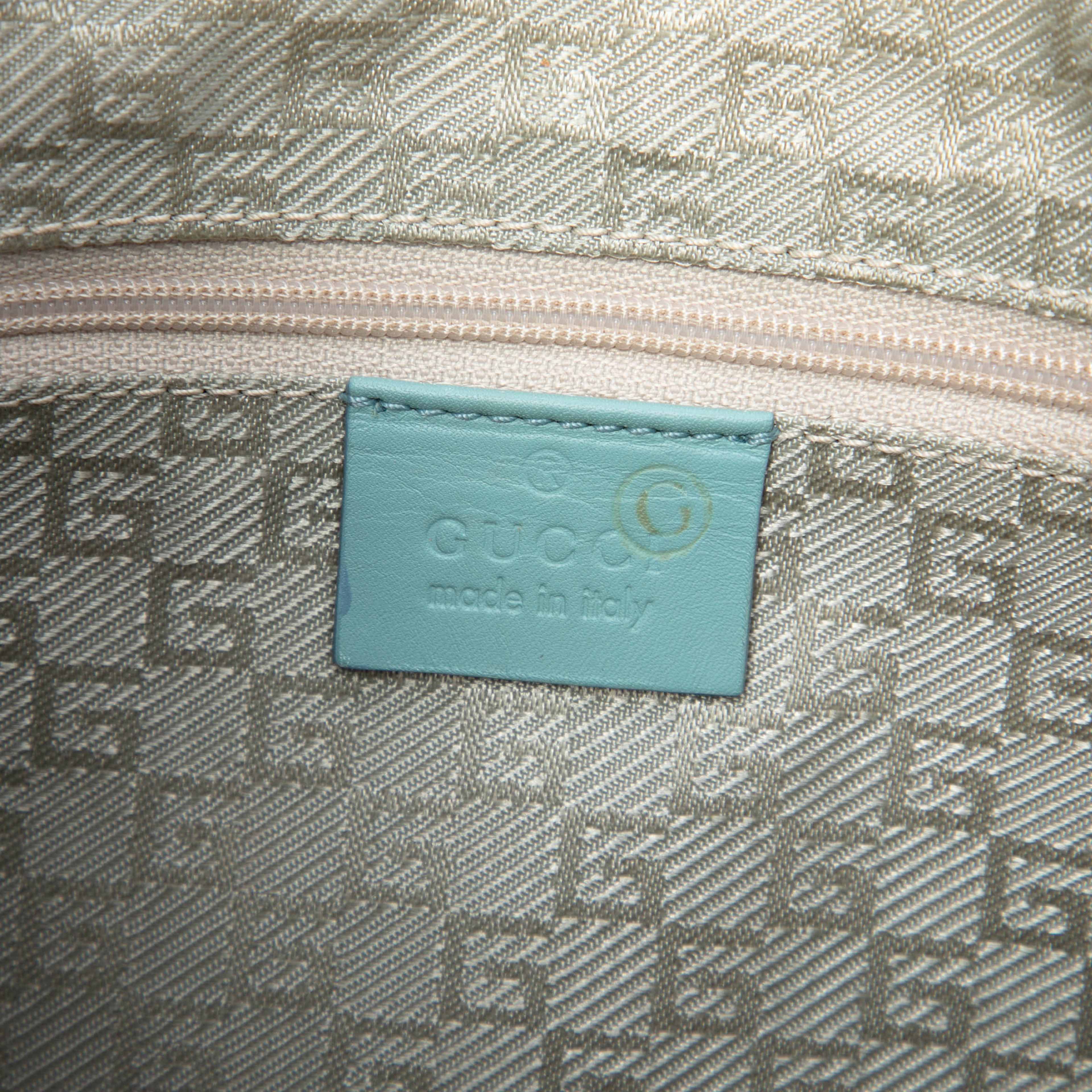 Gucci Square G Suede Shoulder Bag, från Luxclusif, i färgen blå. Klicka för att öppna bilden i stort format