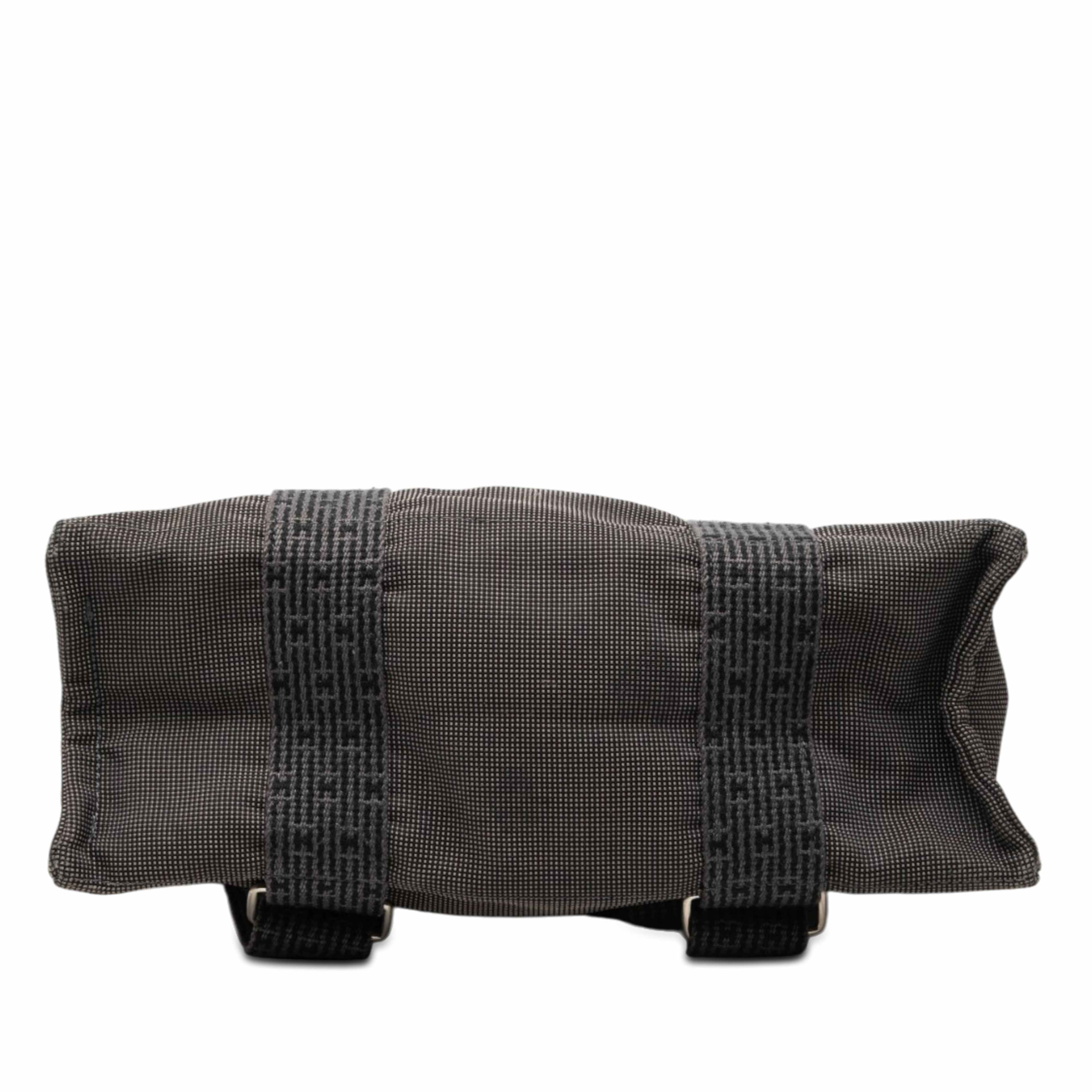 Hermès Canvas Herline Backpack Mm, från Luxclusif, i färgen grå. Klicka för att öppna bilden i stort format