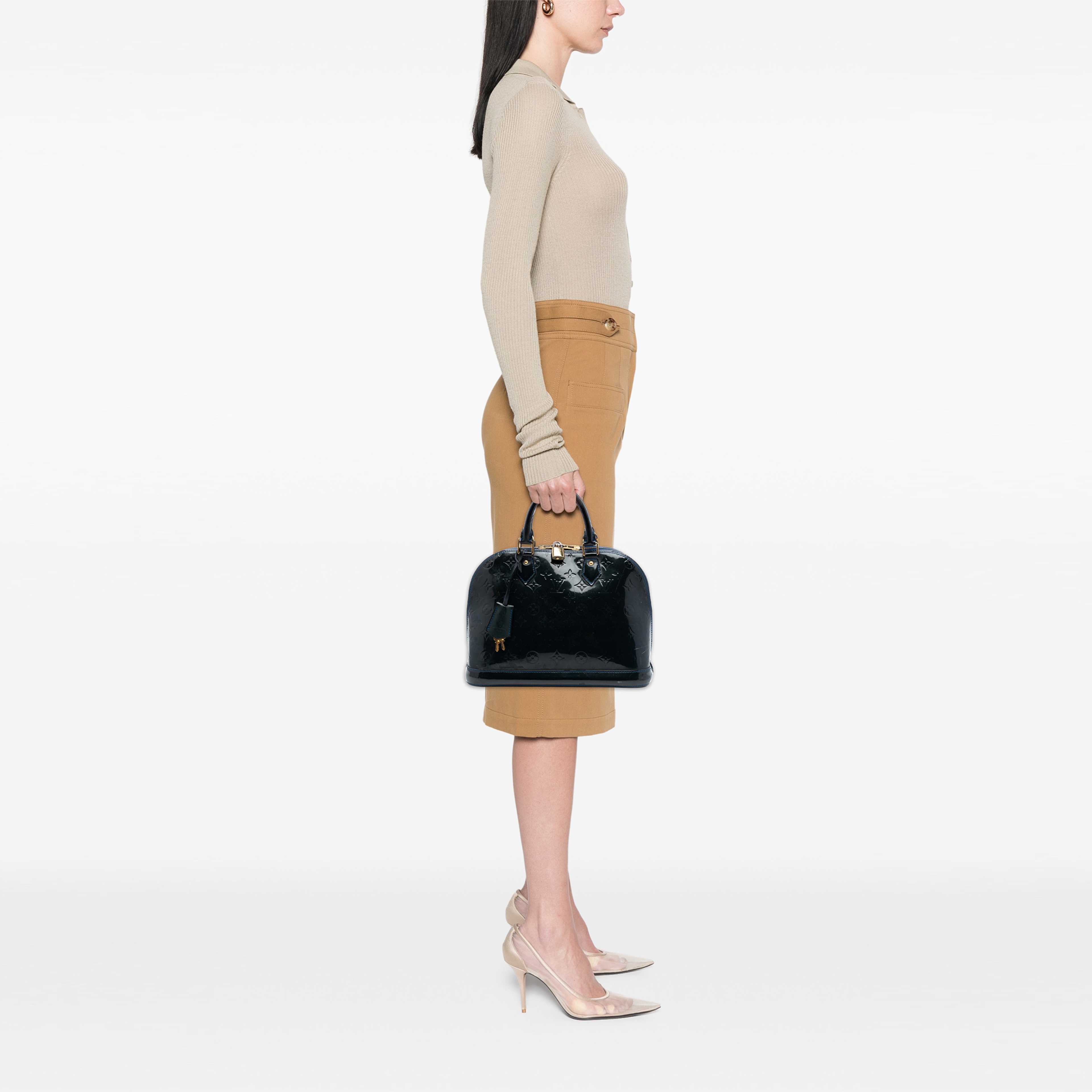 Louis Vuitton Monogram Vernis Alma Pm, från Luxclusif, i färgen blå. Klicka för att öppna bilden i stort format