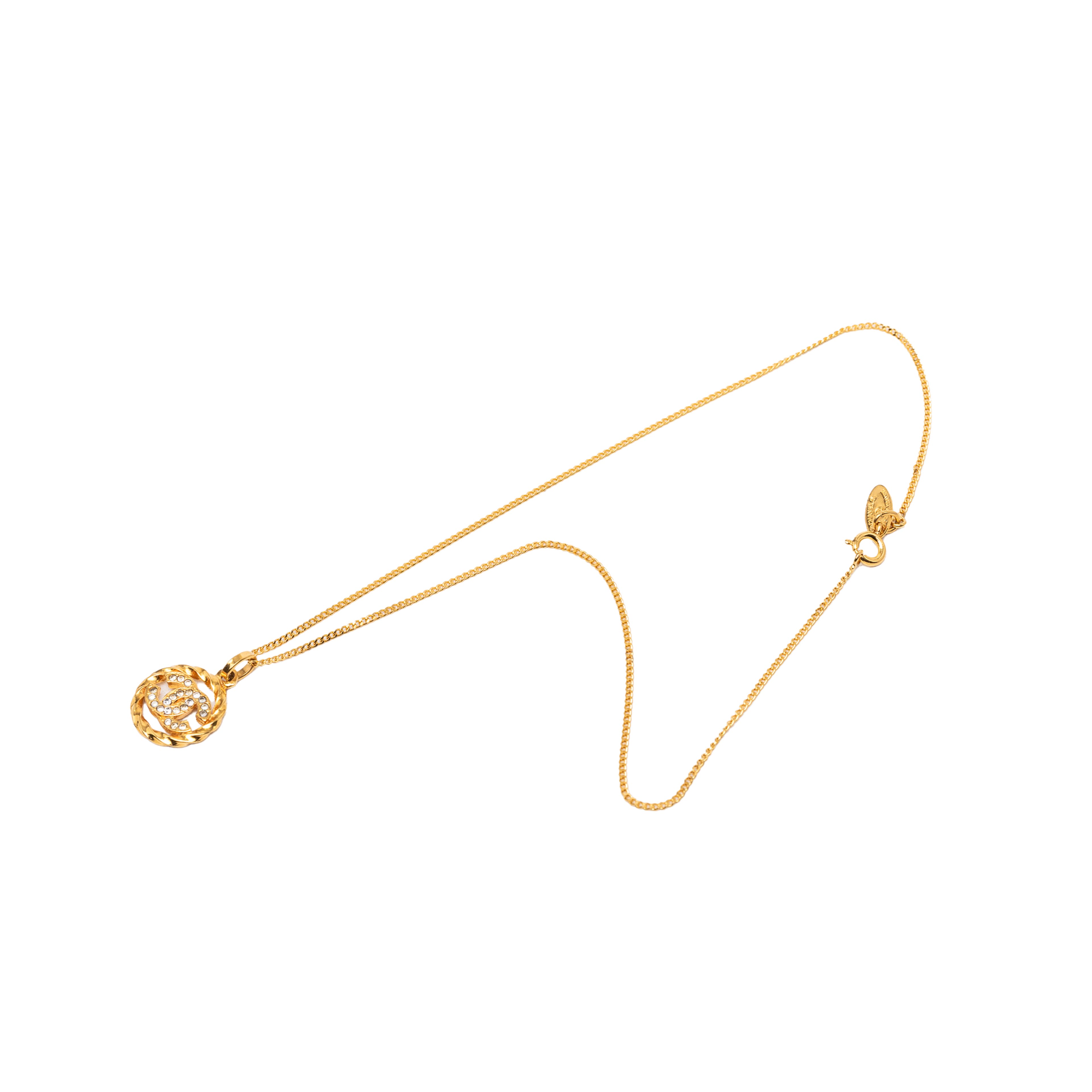 Chanel Cc Gold Plated Strass Round Pendant Necklace, från Luxclusif, i färgen guld. Klicka för att öppna bilden i stort format