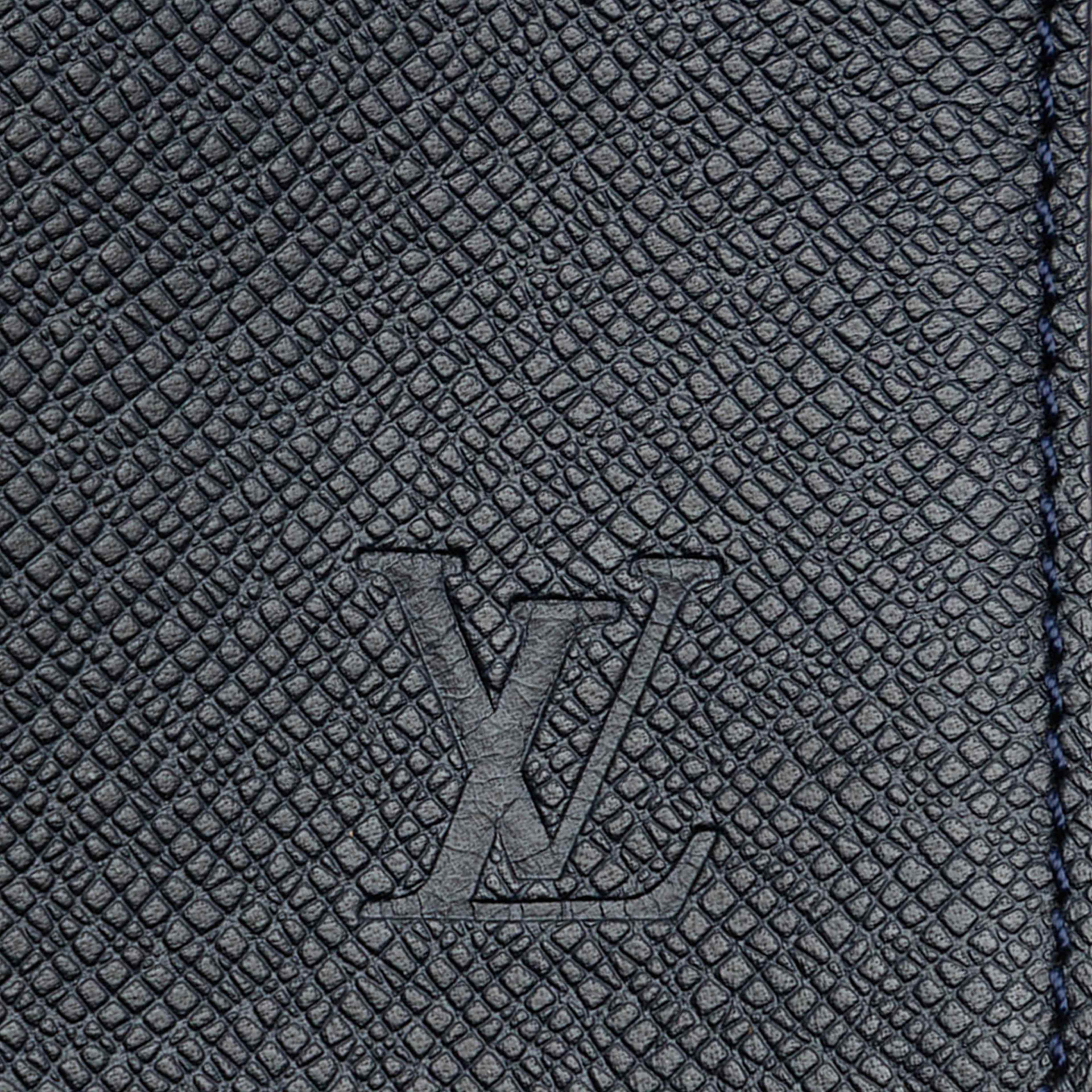 Louis Vuitton Taiga Vassili Pm, från Luxclusif, i färgen navy. Klicka för att öppna bilden i stort format