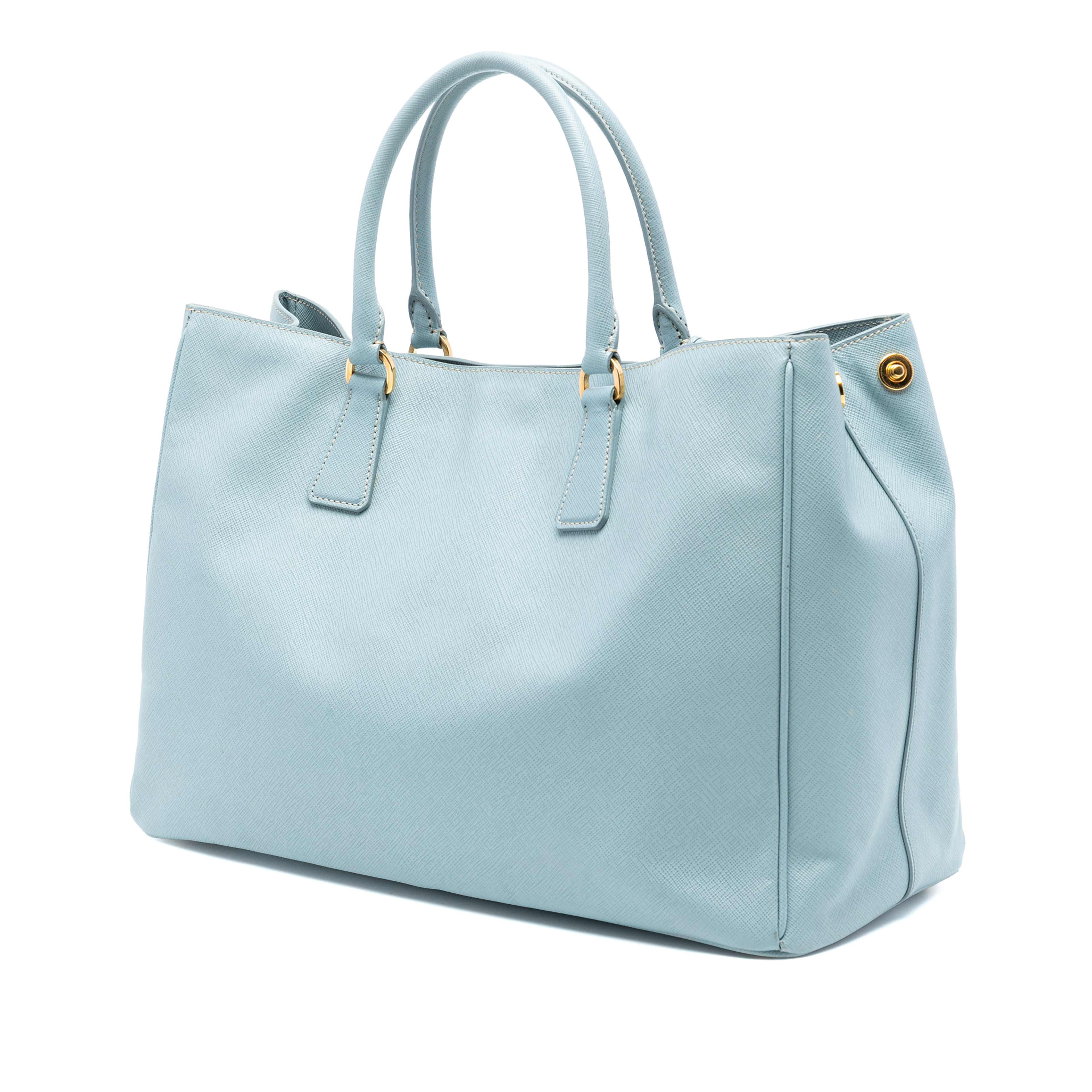 Prada Large Saffiano Lux Galleria Satchel, från Luxclusif, i färgen light blue. Klicka för att öppna bilden i stort format