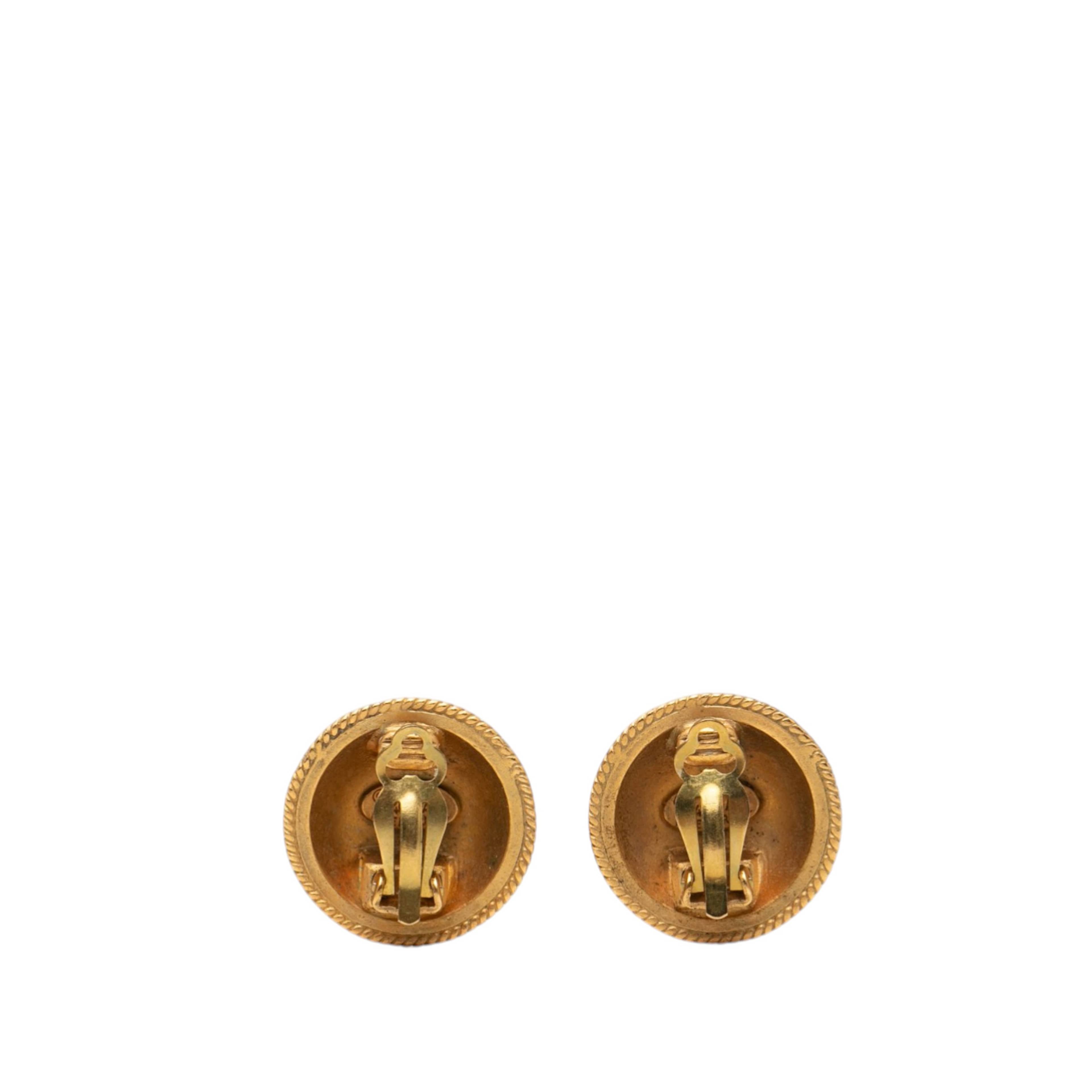 Chanel Gold Plated Cc Button Clip On Earrings, från Luxclusif, i färgen gold. Klicka för att öppna bilden i stort format