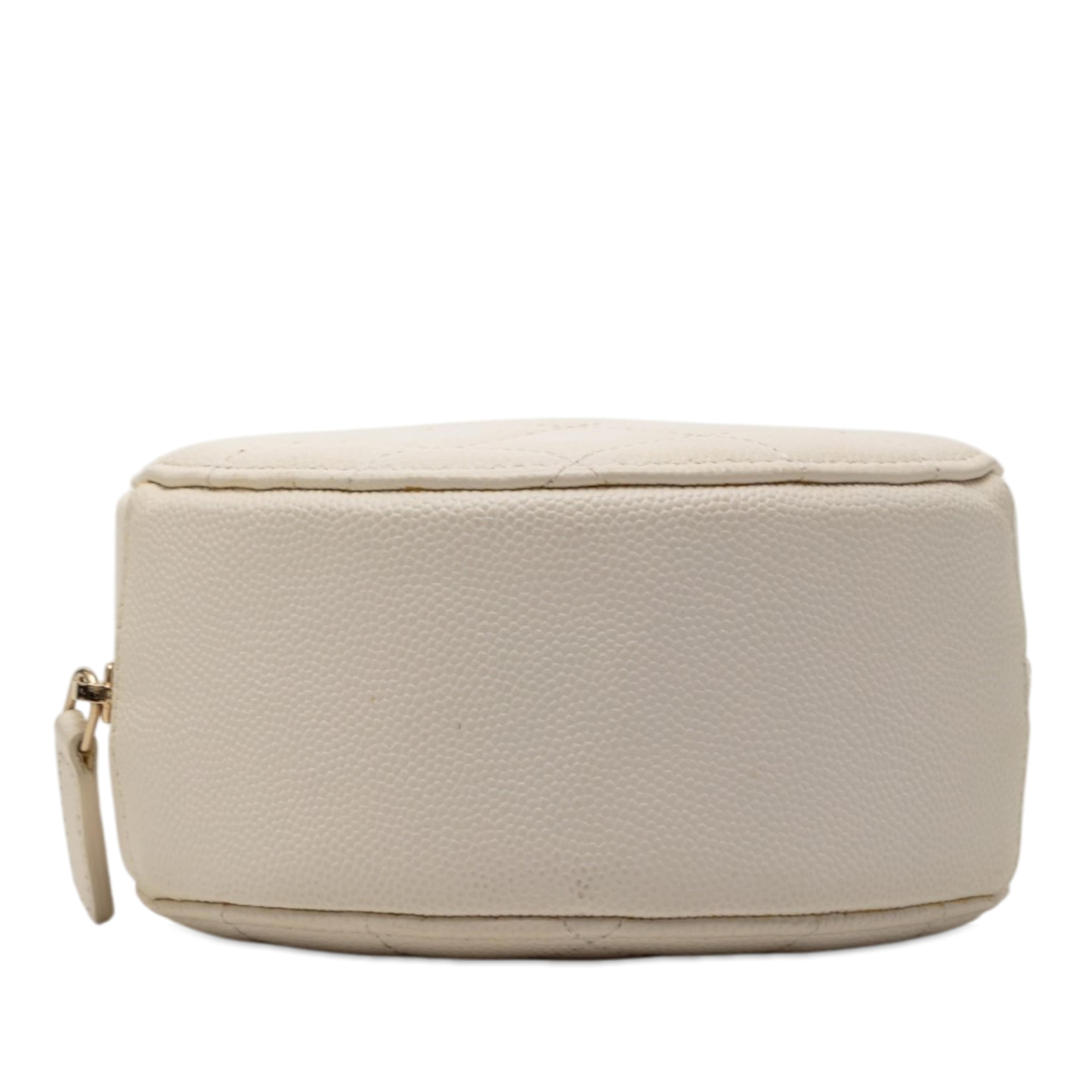 Chanel Cc Quilted Caviar Round Clutch With Chain, från Luxclusif, i färgen vit. Klicka för att öppna bilden i stort format