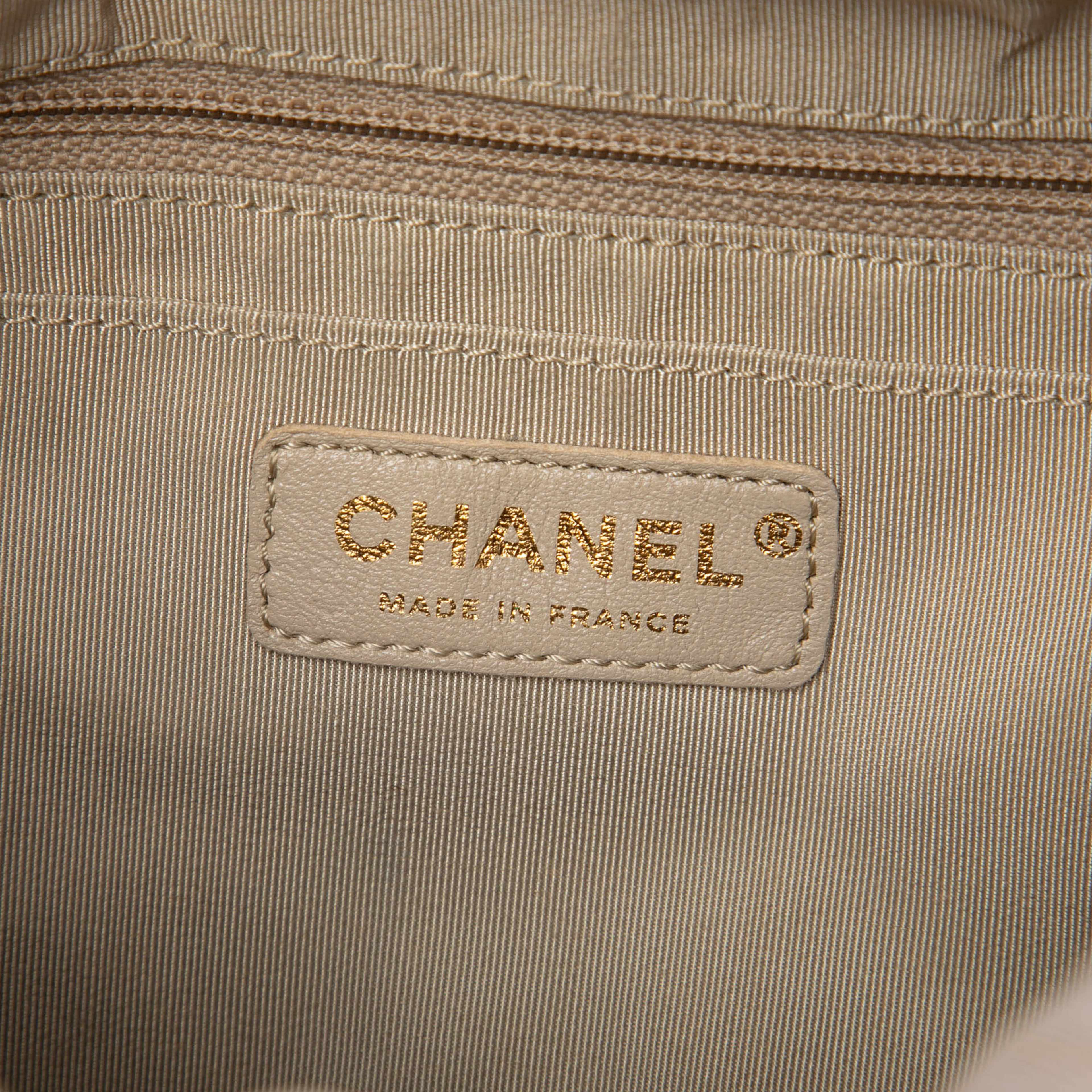 Chanel Medium Quilted Houndstooth Tweed And Calfskin Tabatiere Kisslock Fold Over Crossbody, från Luxclusif, i färgen svart. Klicka för att öppna bilden i stort format