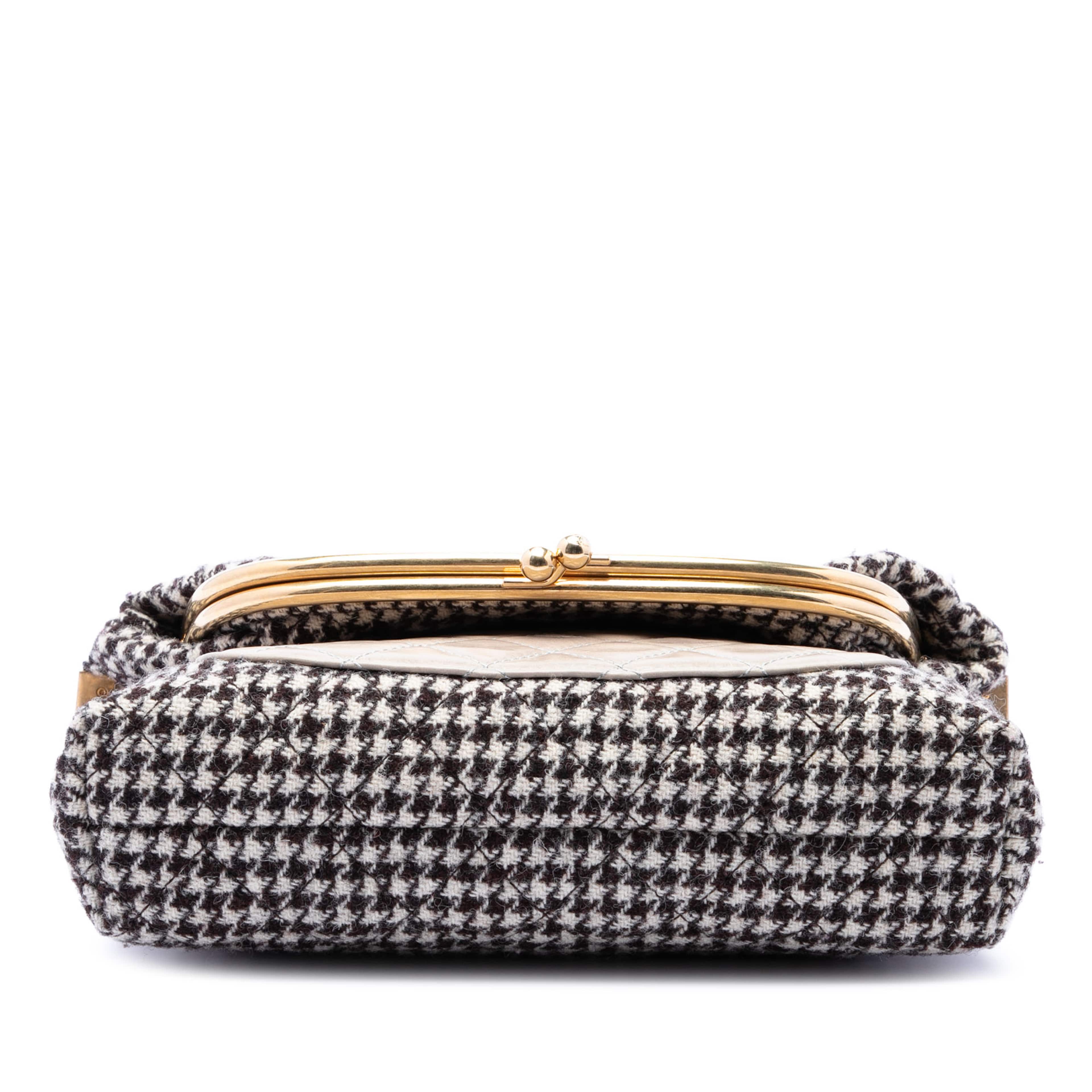 Chanel Medium Quilted Houndstooth Tweed And Calfskin Tabatiere Kisslock Fold Over Crossbody, från Luxclusif, i färgen svart. Klicka för att öppna bilden i stort format