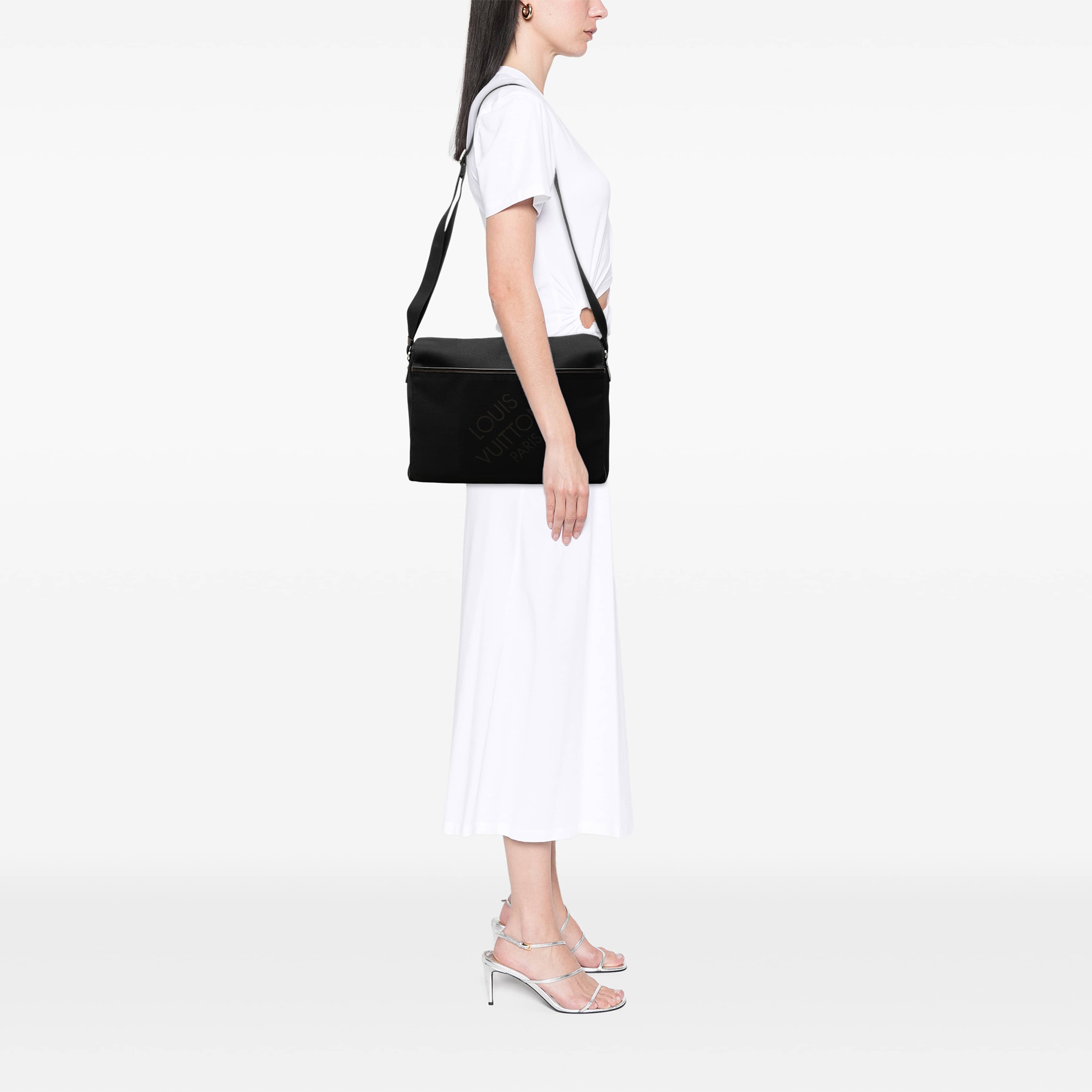 Louis Vuitton Damier Geant Messenger Bag, från Luxclusif, i färgen svart. Klicka för att öppna bilden i stort format
