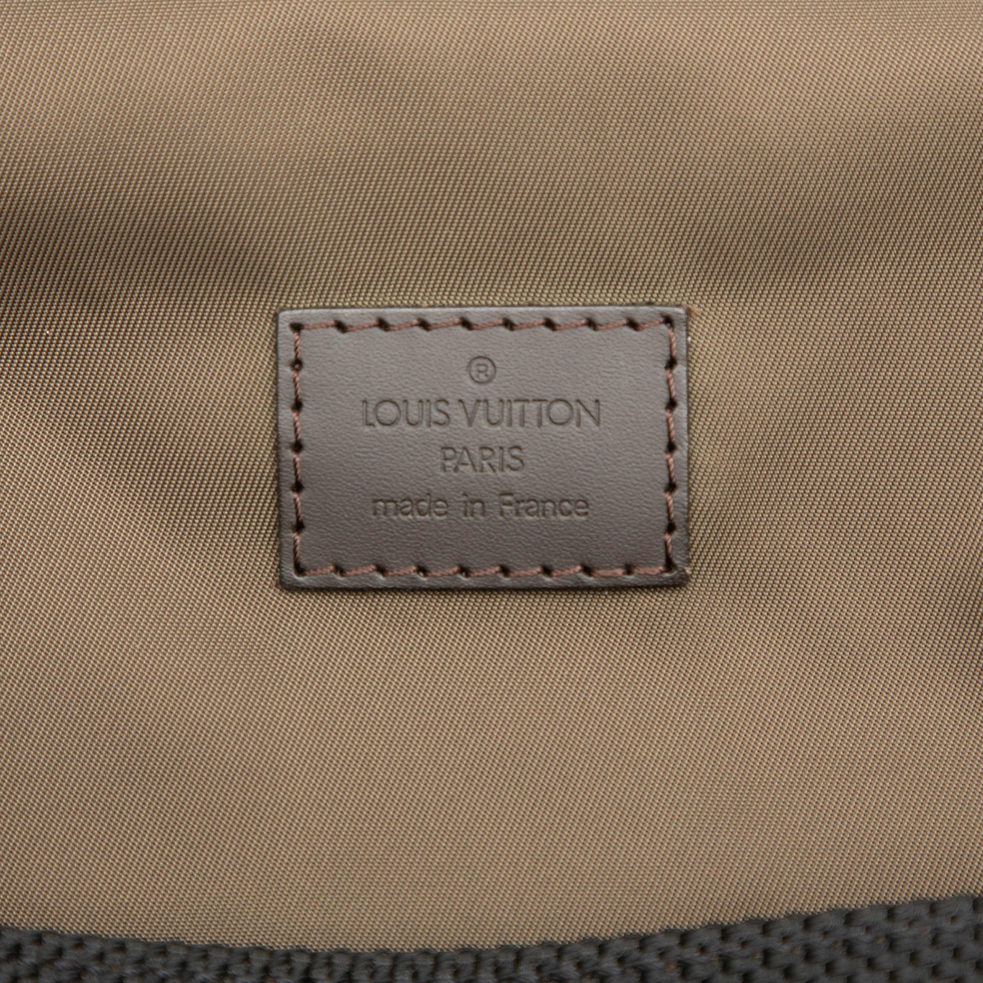 Louis Vuitton Damier Geant Messenger Bag, från Luxclusif, i färgen black. Klicka för att öppna bilden i stort format