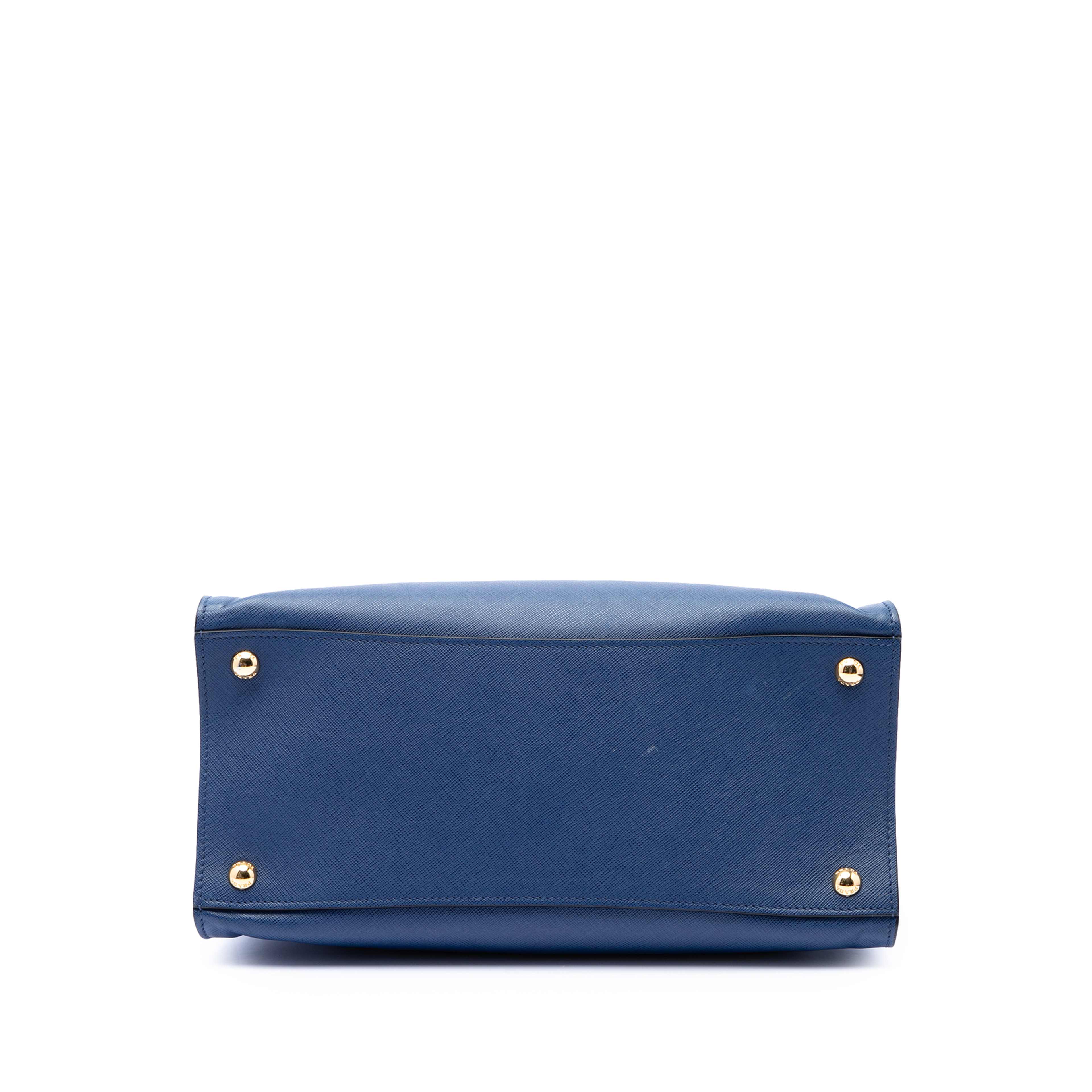 Prada Saffiano Soft Triple Pocket Tote, från Luxclusif, i färgen blå. Klicka för att öppna bilden i stort format