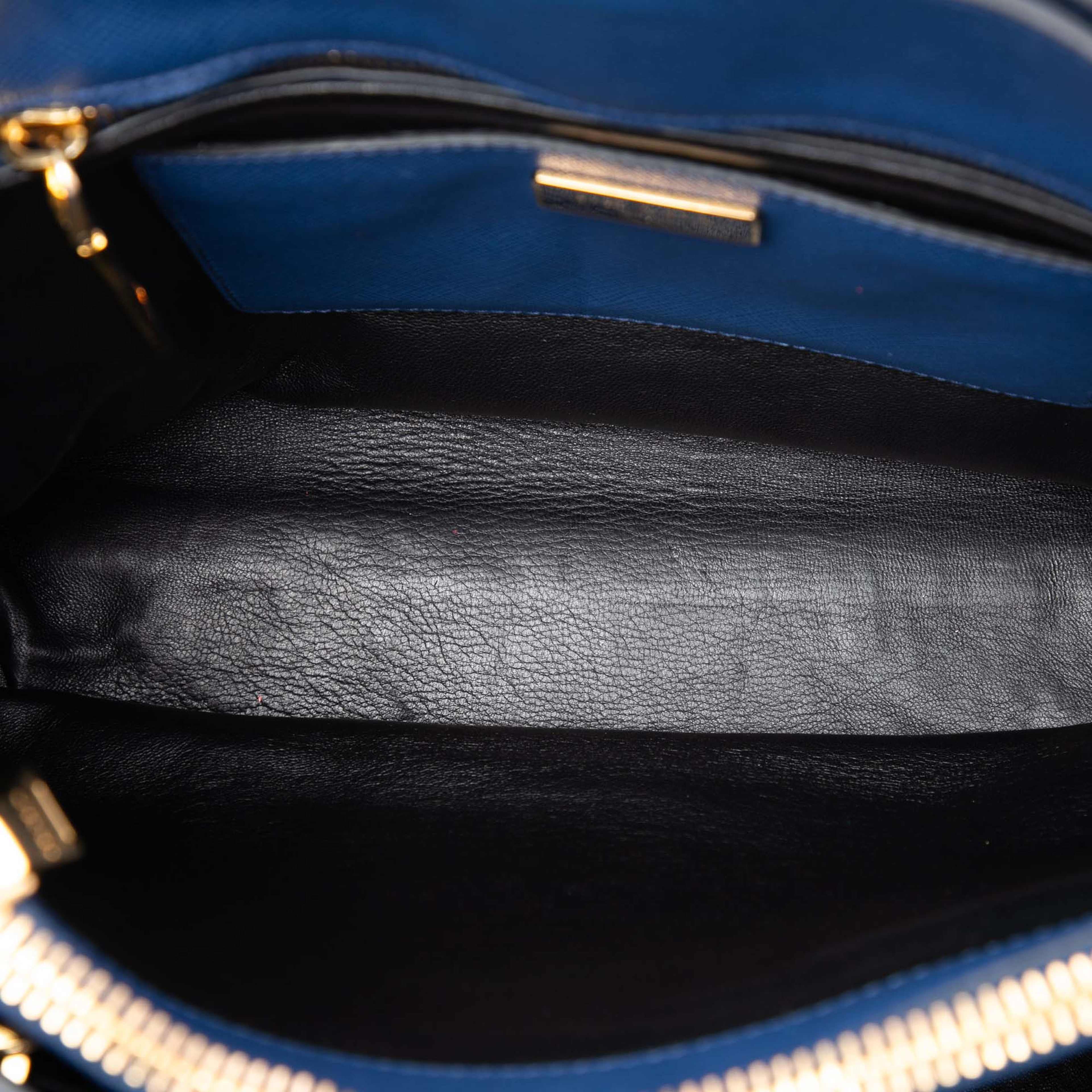 Prada Saffiano Soft Triple Pocket Tote, från Luxclusif, i färgen blue. Klicka för att öppna bilden i stort format