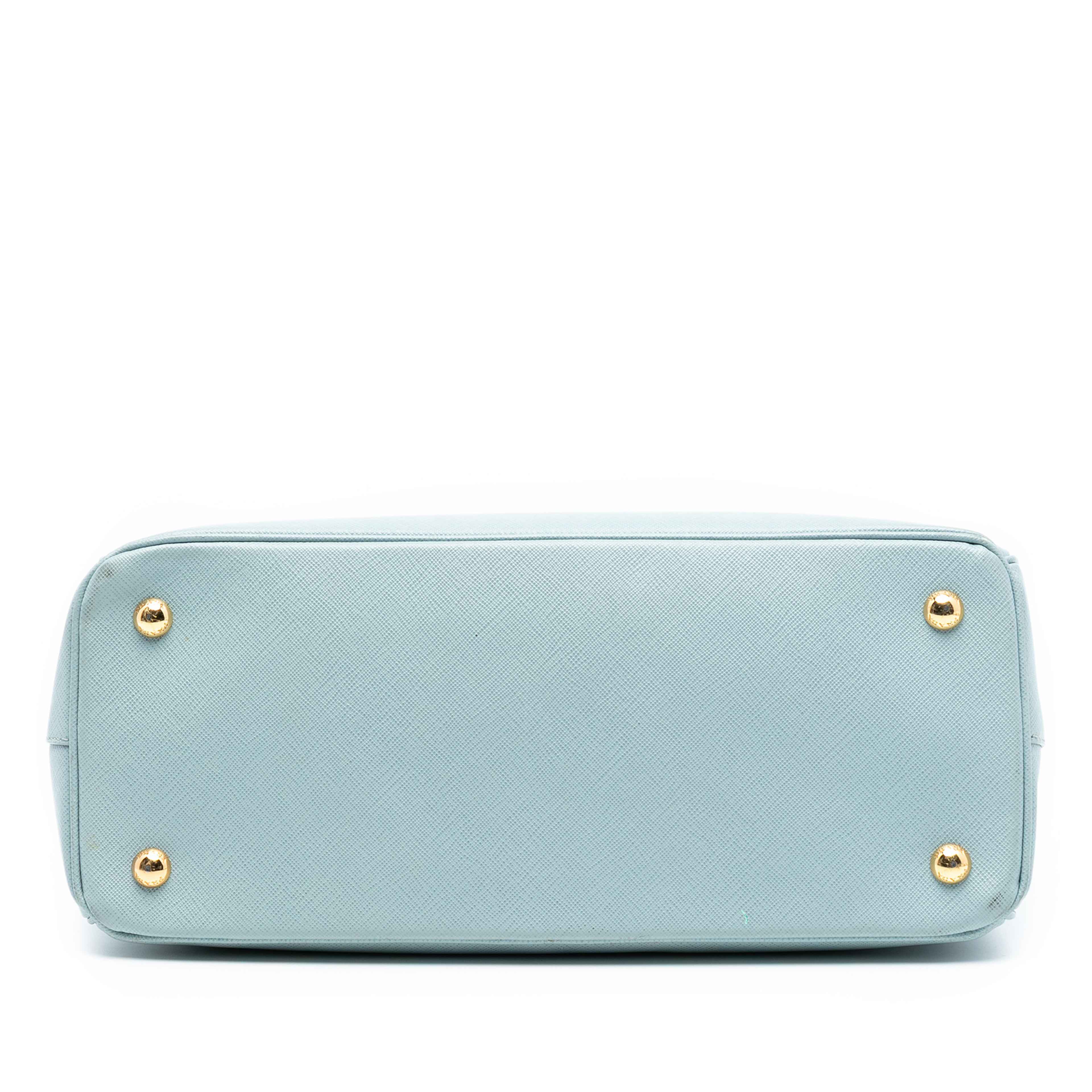 Prada Medium Saffiano Lux Galleria Satchel, från Luxclusif, i färgen light blue. Klicka för att öppna bilden i stort format