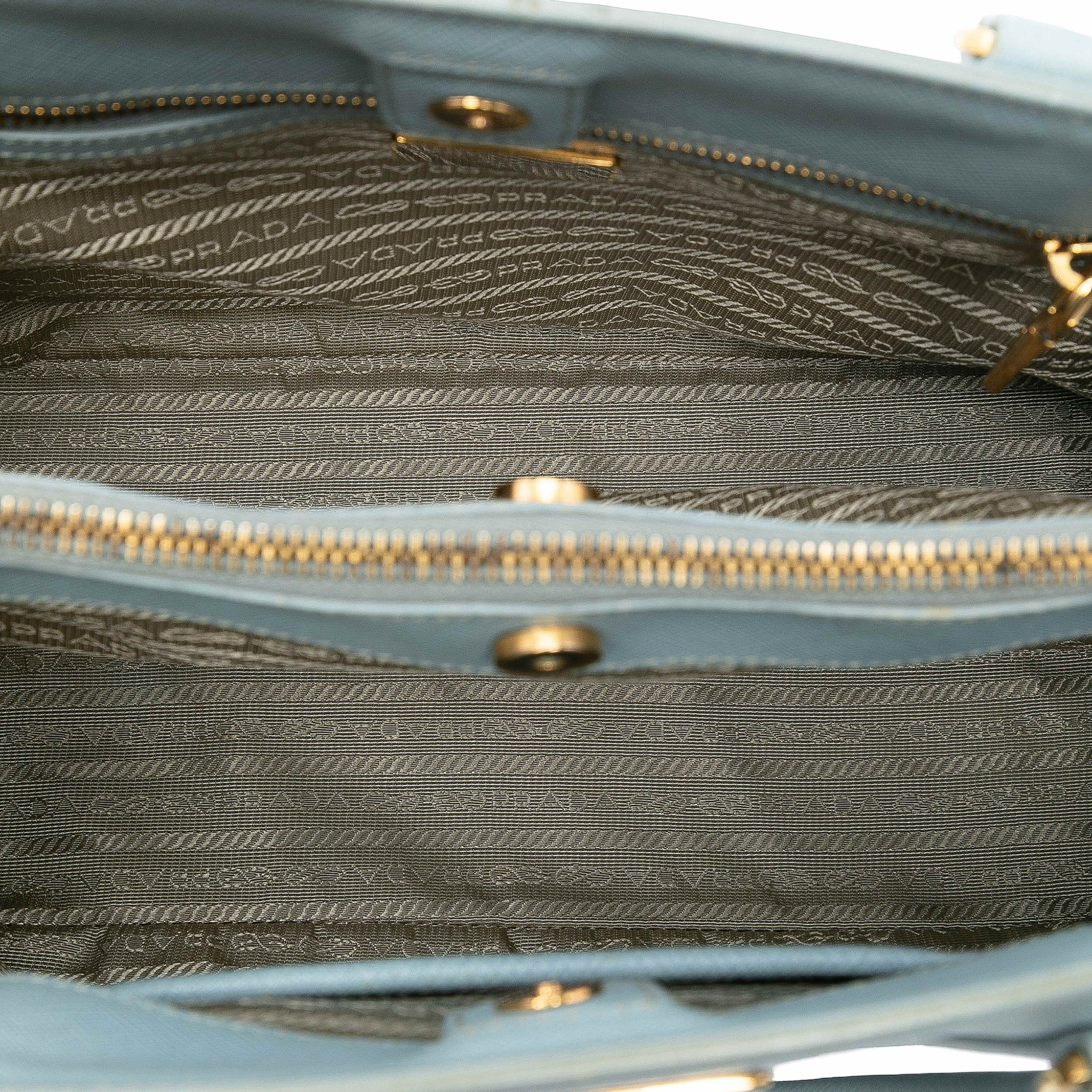 Prada Medium Saffiano Lux Galleria Satchel, från Luxclusif, i färgen light blue. Klicka för att öppna bilden i stort format