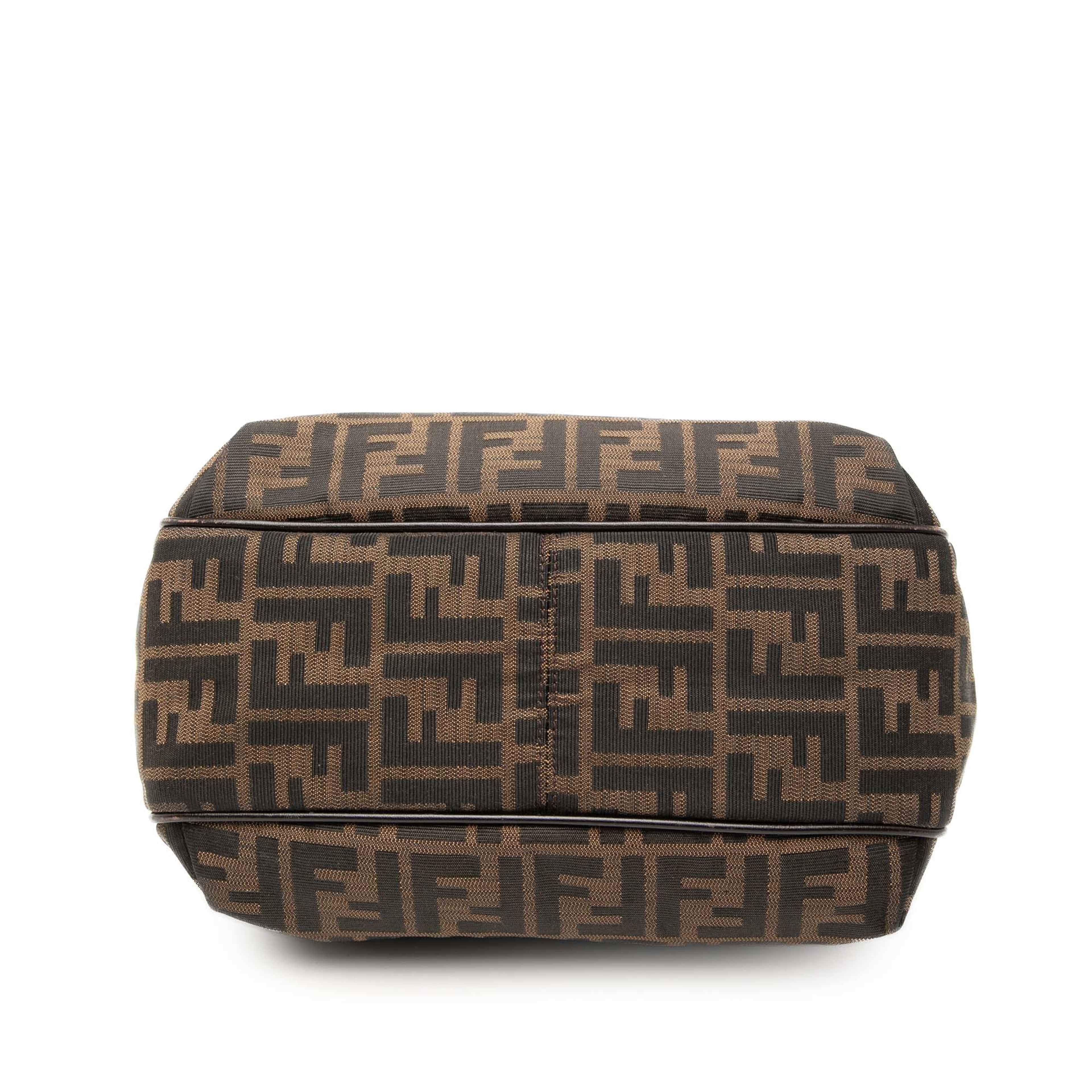 Fendi Zucca Canvas Chef Tote, från Luxclusif, i färgen brown. Klicka för att öppna bilden i stort format