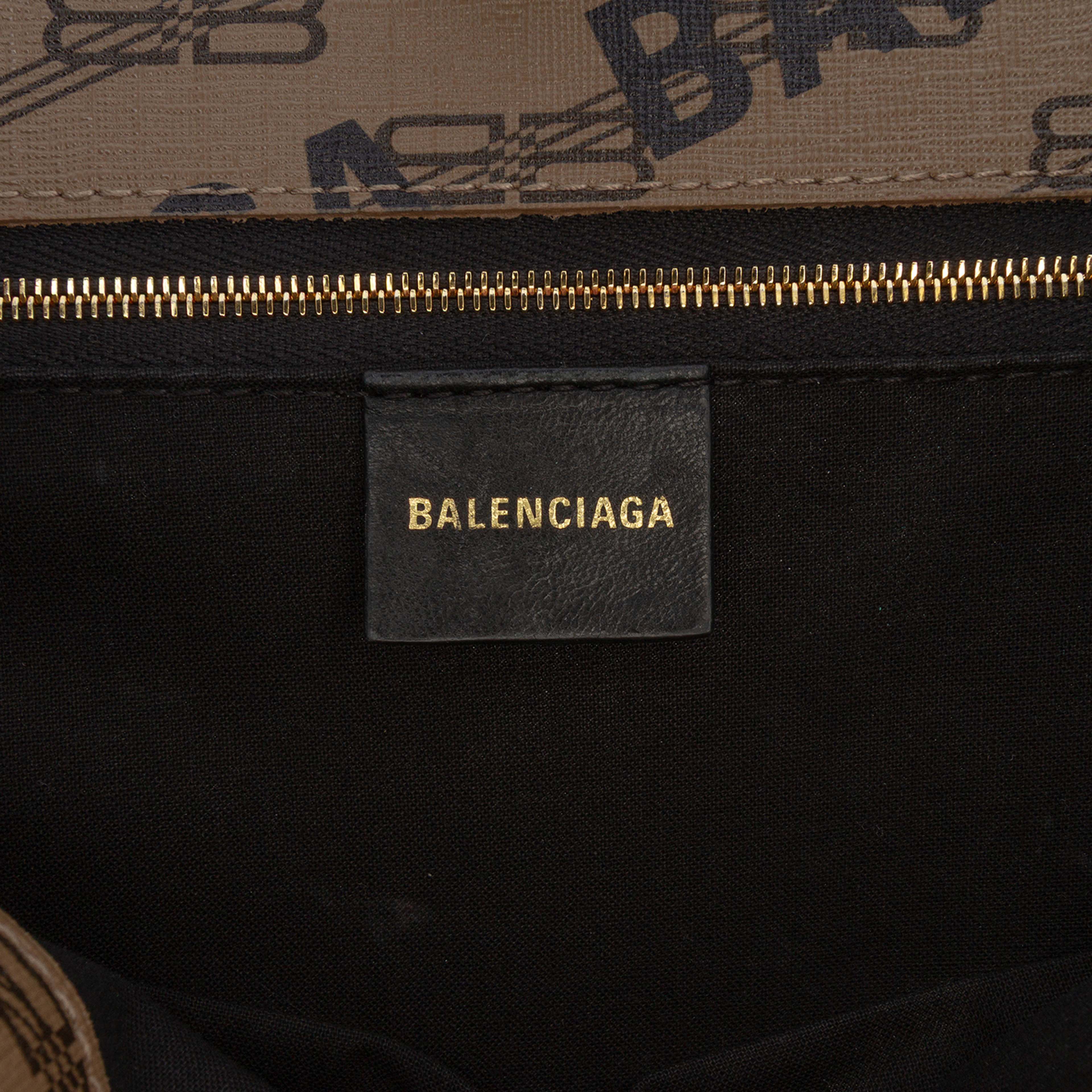 Balenciaga Bb Monogram Coated Canvas Signature Shopper M, från Luxclusif, i färgen brown. Klicka för att öppna bilden i stort format