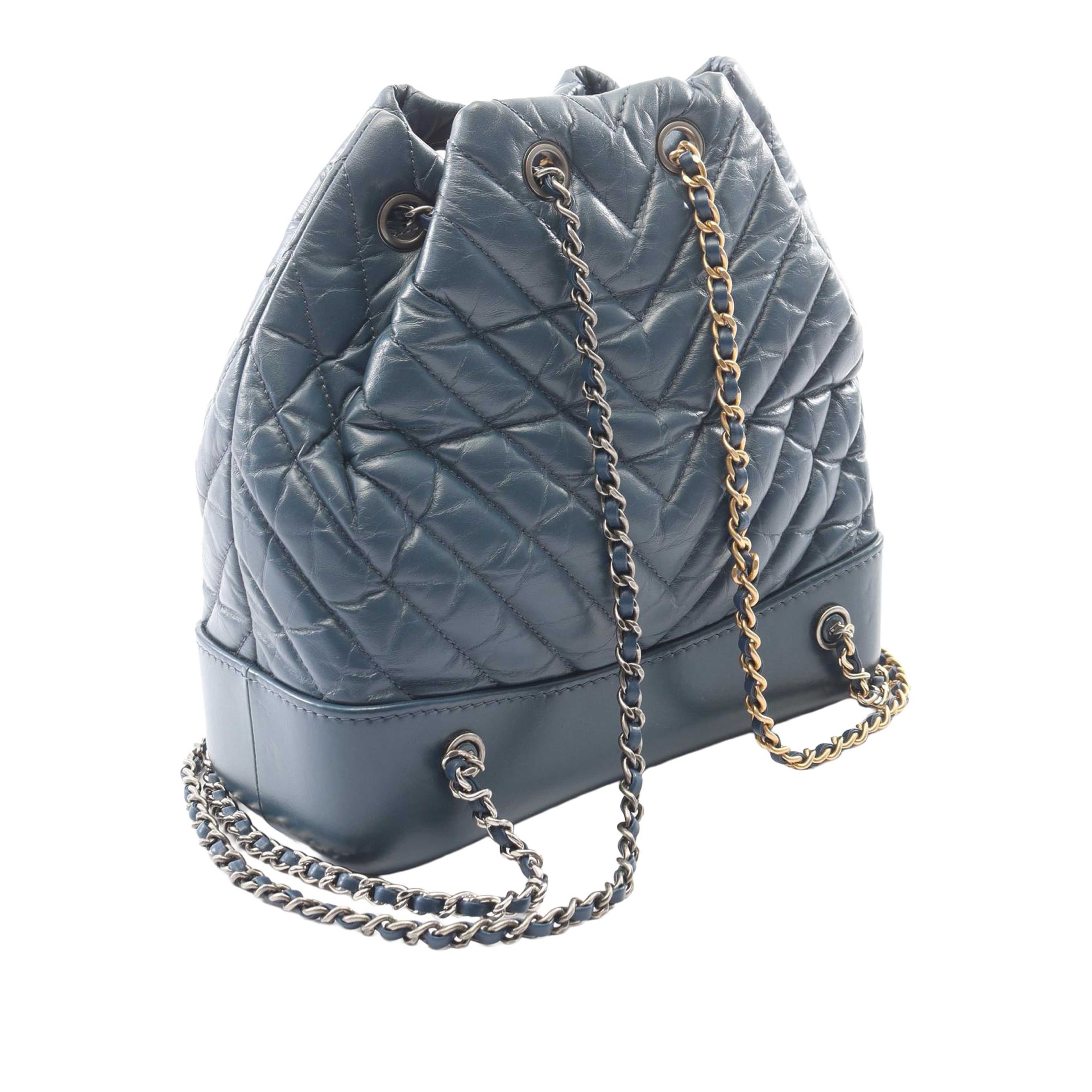 Chanel Small Aged Calfskin Gabrielle Backpack, från Luxclusif, i färgen blå. Klicka för att öppna bilden i stort format