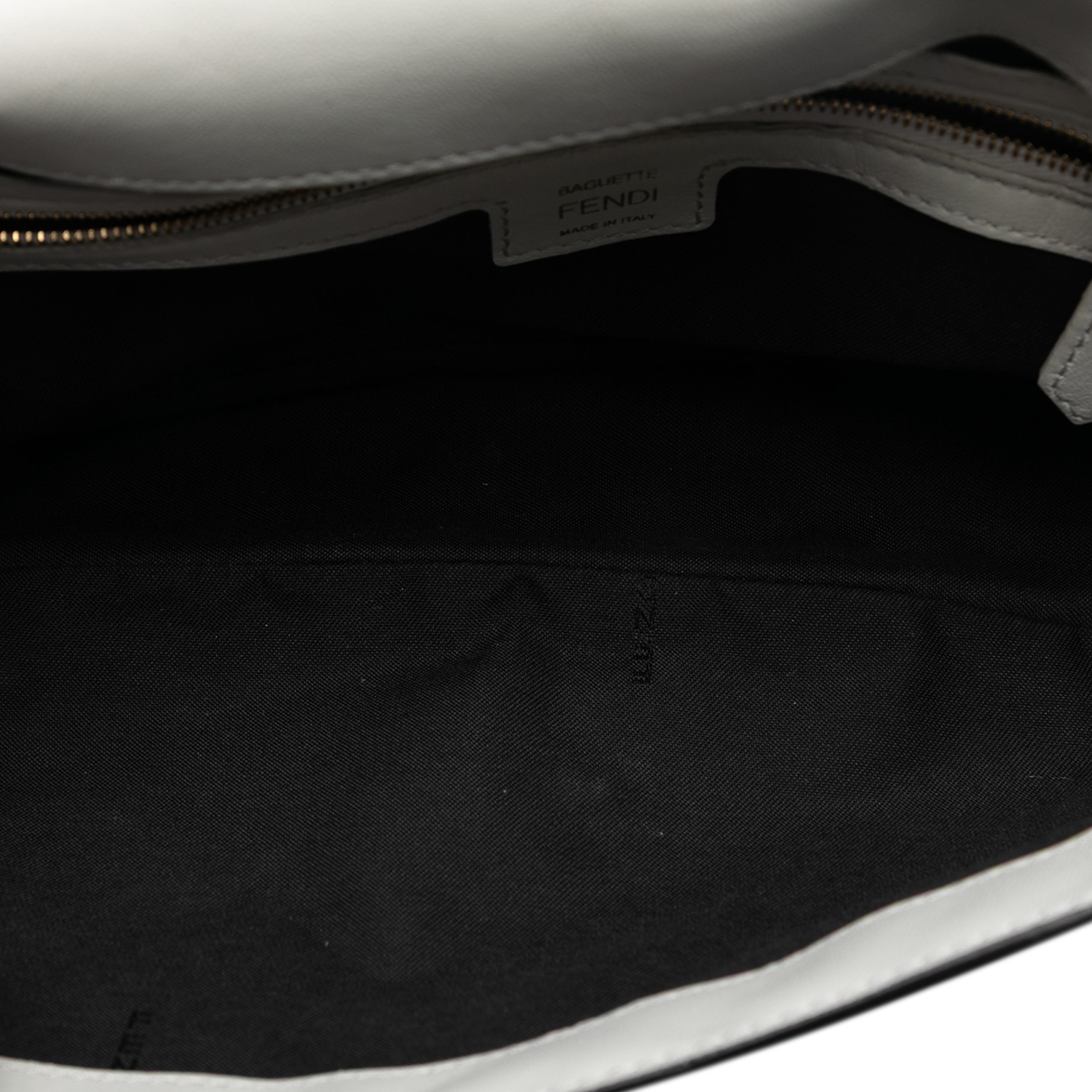 Fendi Zucca Embossed Leather Baguette Satchel, från Luxclusif, i färgen white. Klicka för att öppna bilden i stort format