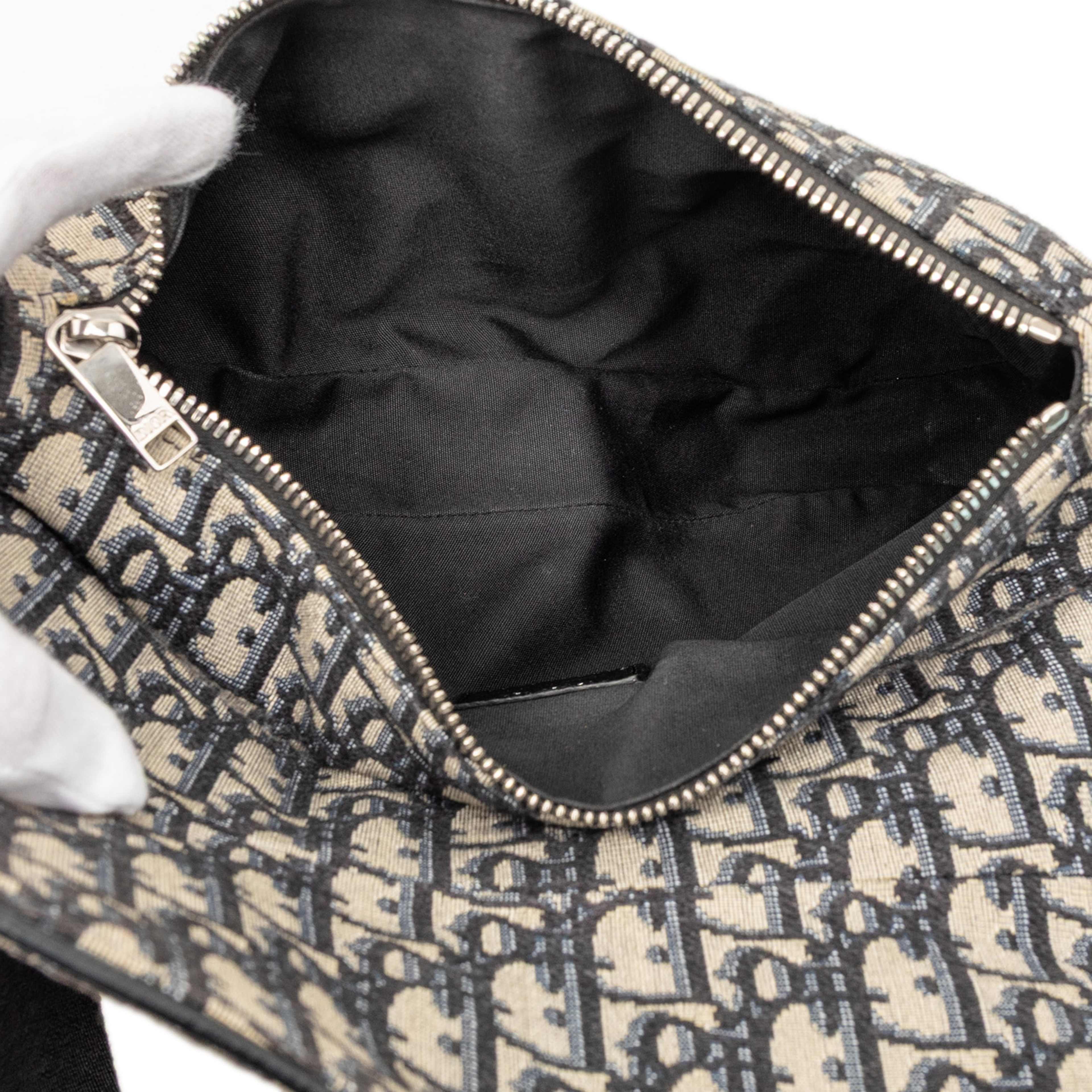 Dior Oblique Canvas Saddle Crossbody, från Luxclusif, i färgen blue. Klicka för att öppna bilden i stort format