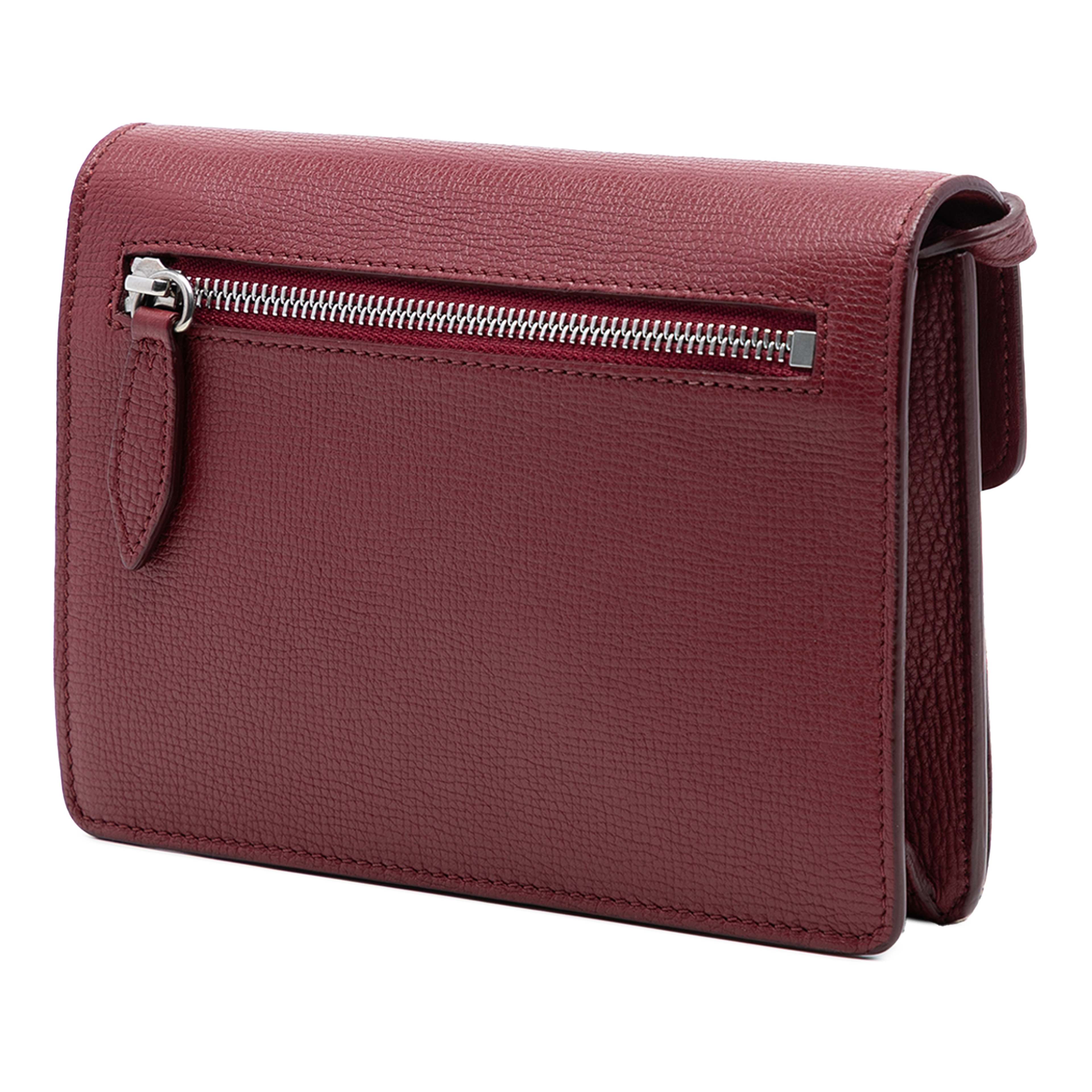 Burberry Small Leather And House Check Canvas Derby Macken Crossbody, från Luxclusif, i färgen dark red. Klicka för att öppna bilden i stort format