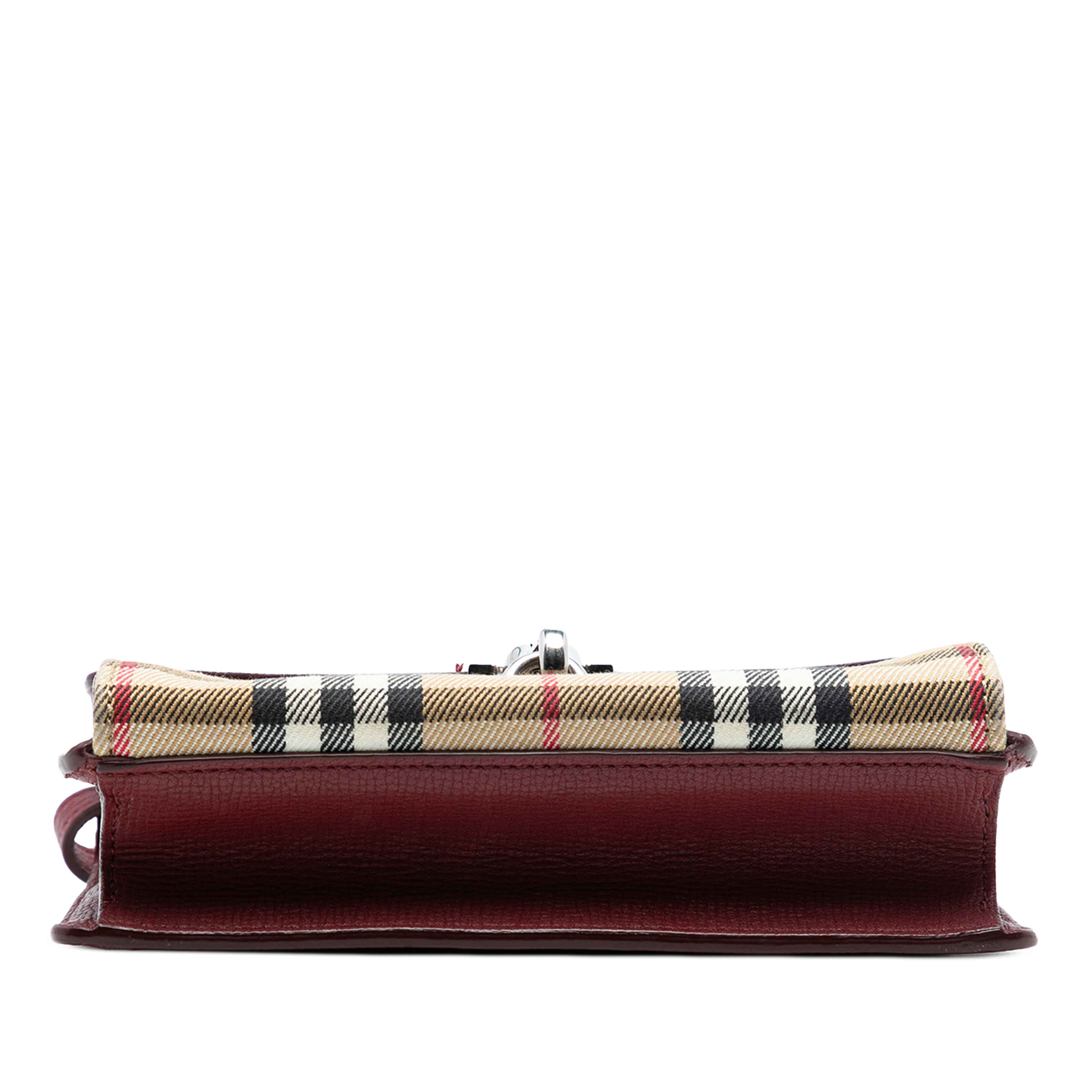 Burberry Small Leather And House Check Canvas Derby Macken Crossbody, från Luxclusif, i färgen dark red. Klicka för att öppna bilden i stort format