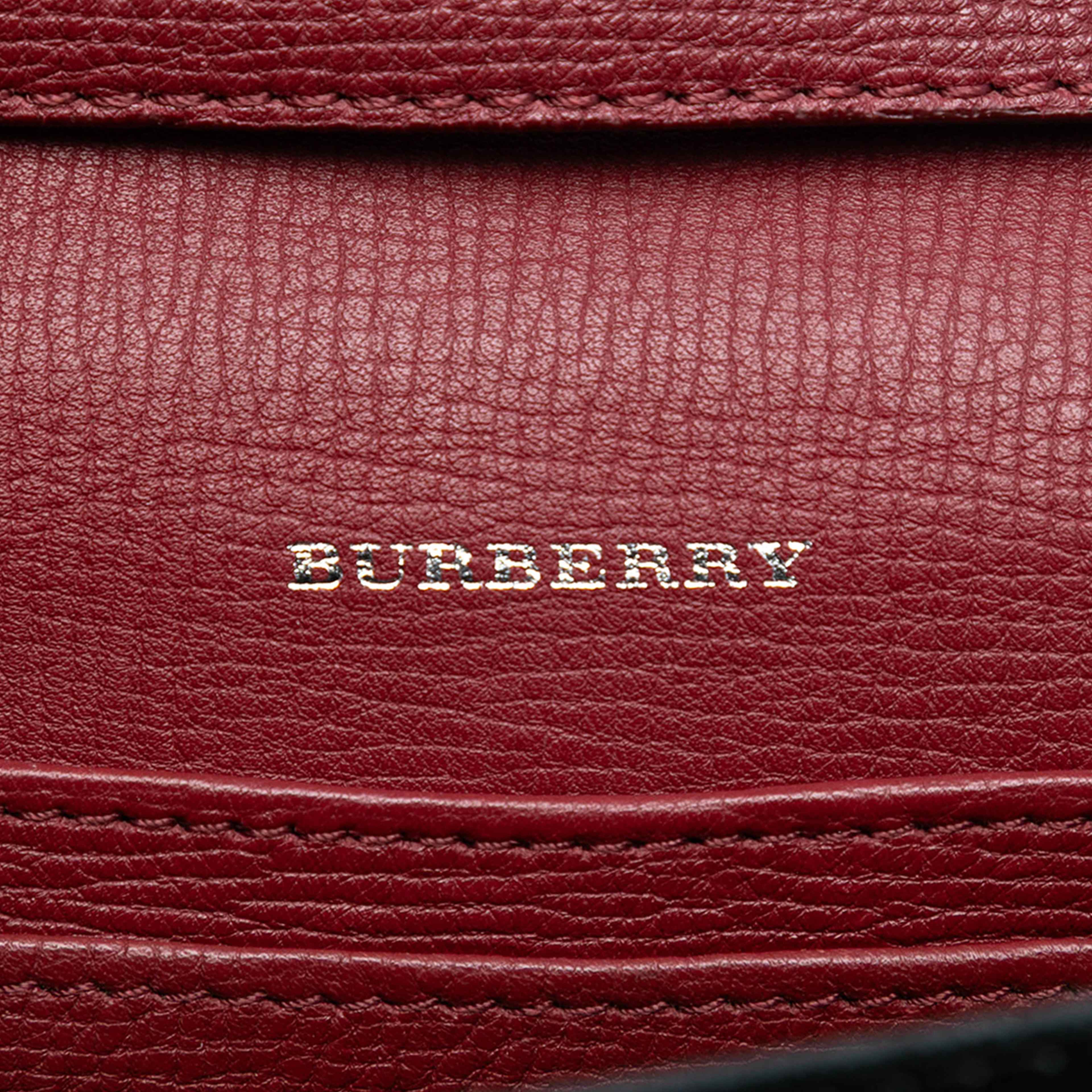 Burberry Small Leather And House Check Canvas Derby Macken Crossbody, från Luxclusif, i färgen dark red. Klicka för att öppna bilden i stort format