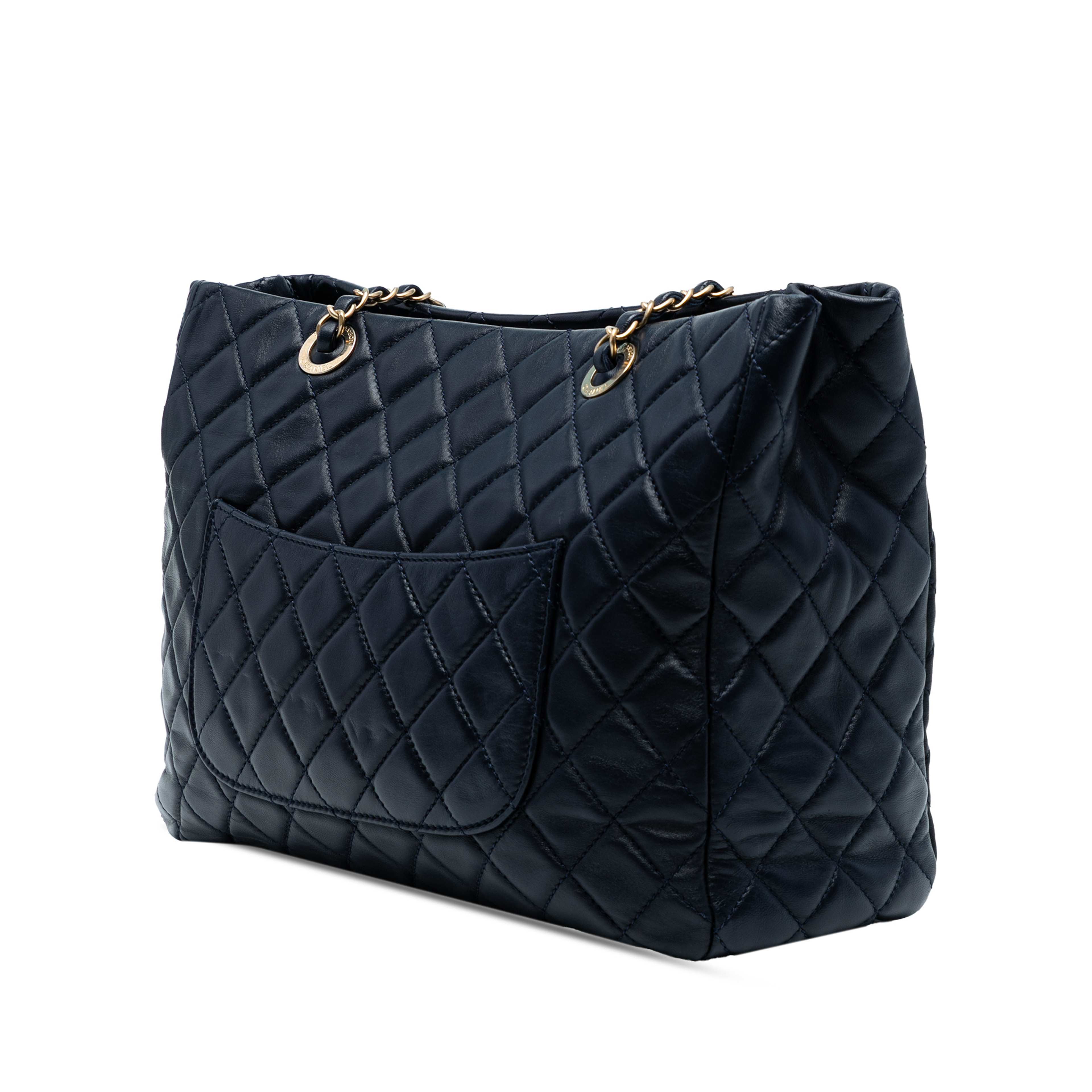 Chanel Cc Quilted Lambskin Front Pocket Shopping Tote, från Luxclusif, i färgen navy. Klicka för att öppna bilden i stort format