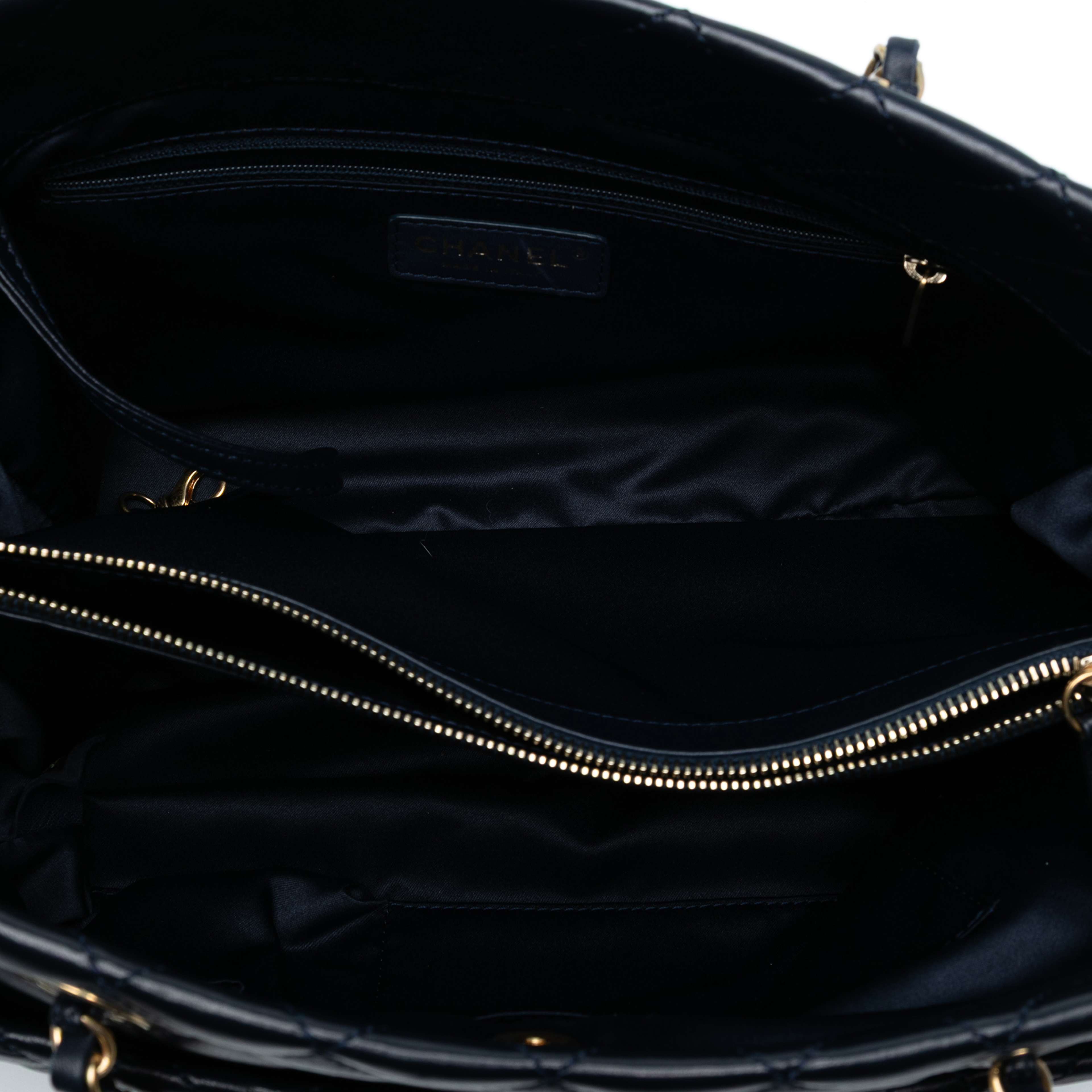 Chanel Cc Quilted Lambskin Front Pocket Shopping Tote, från Luxclusif, i färgen navy. Klicka för att öppna bilden i stort format