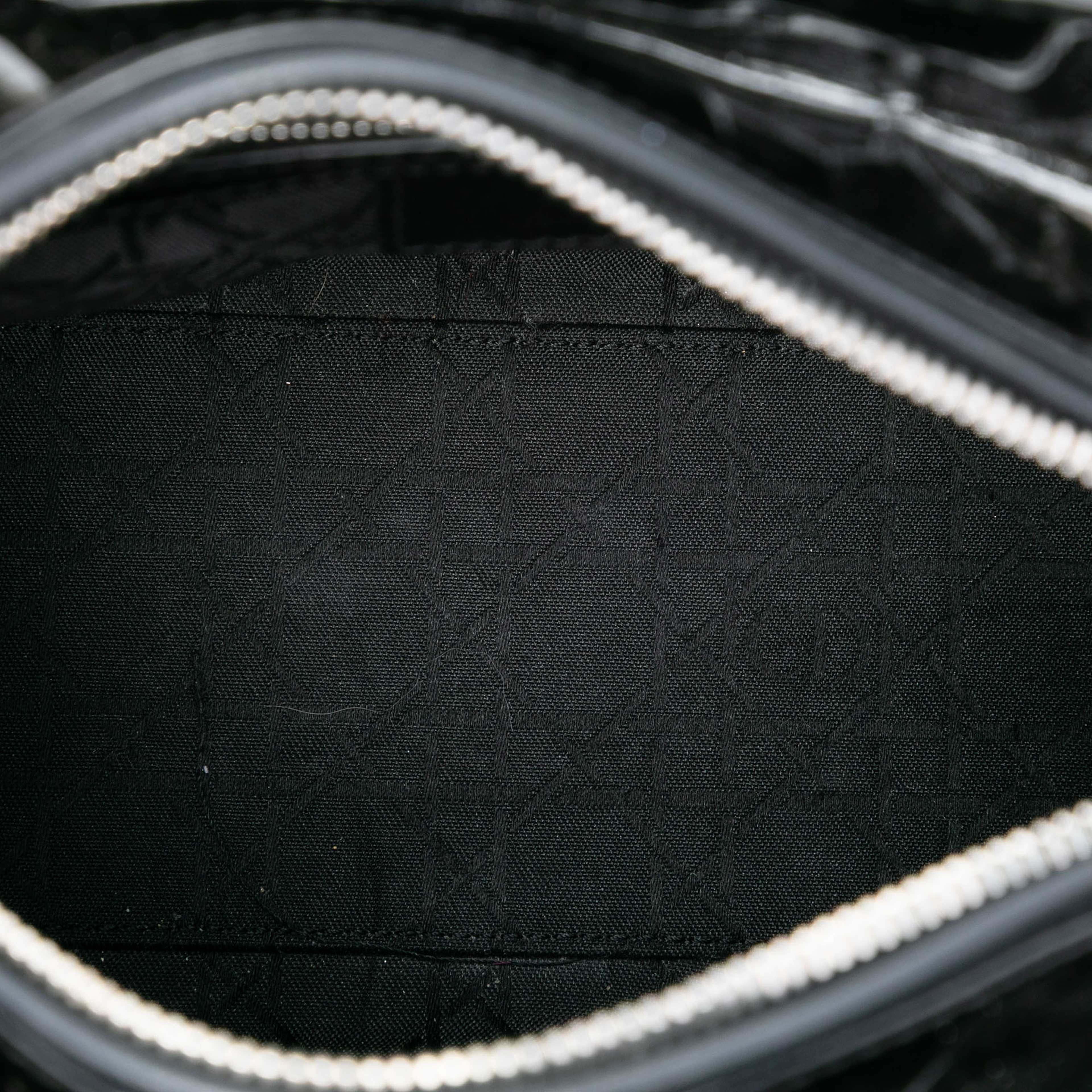 Dior Medium Patent Cannage Lady Dior, från Luxclusif, i färgen black. Klicka för att öppna bilden i stort format