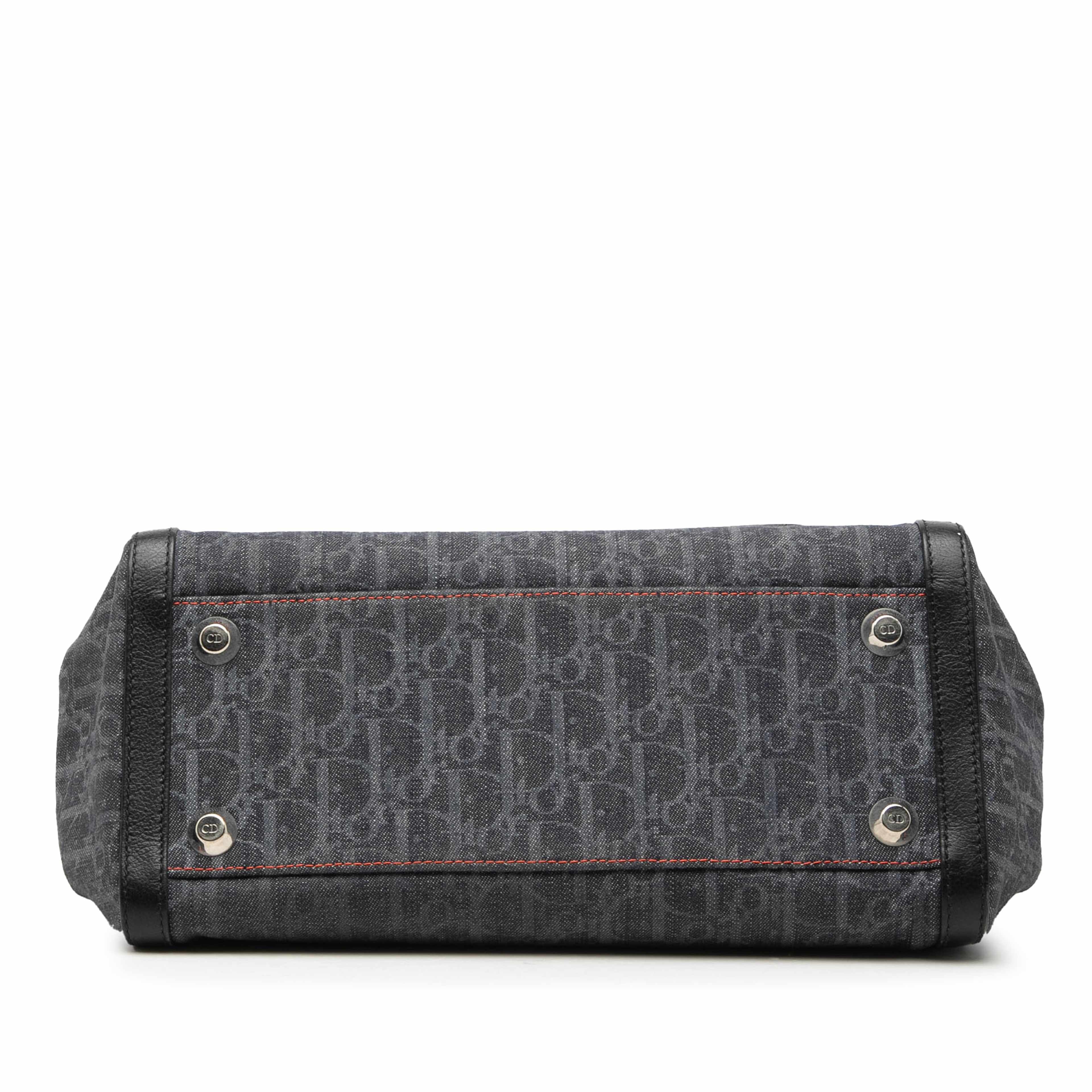 Dior Diorissimo Trotter Denim Flight Handle Bag, från Luxclusif, i färgen blå. Klicka för att öppna bilden i stort format