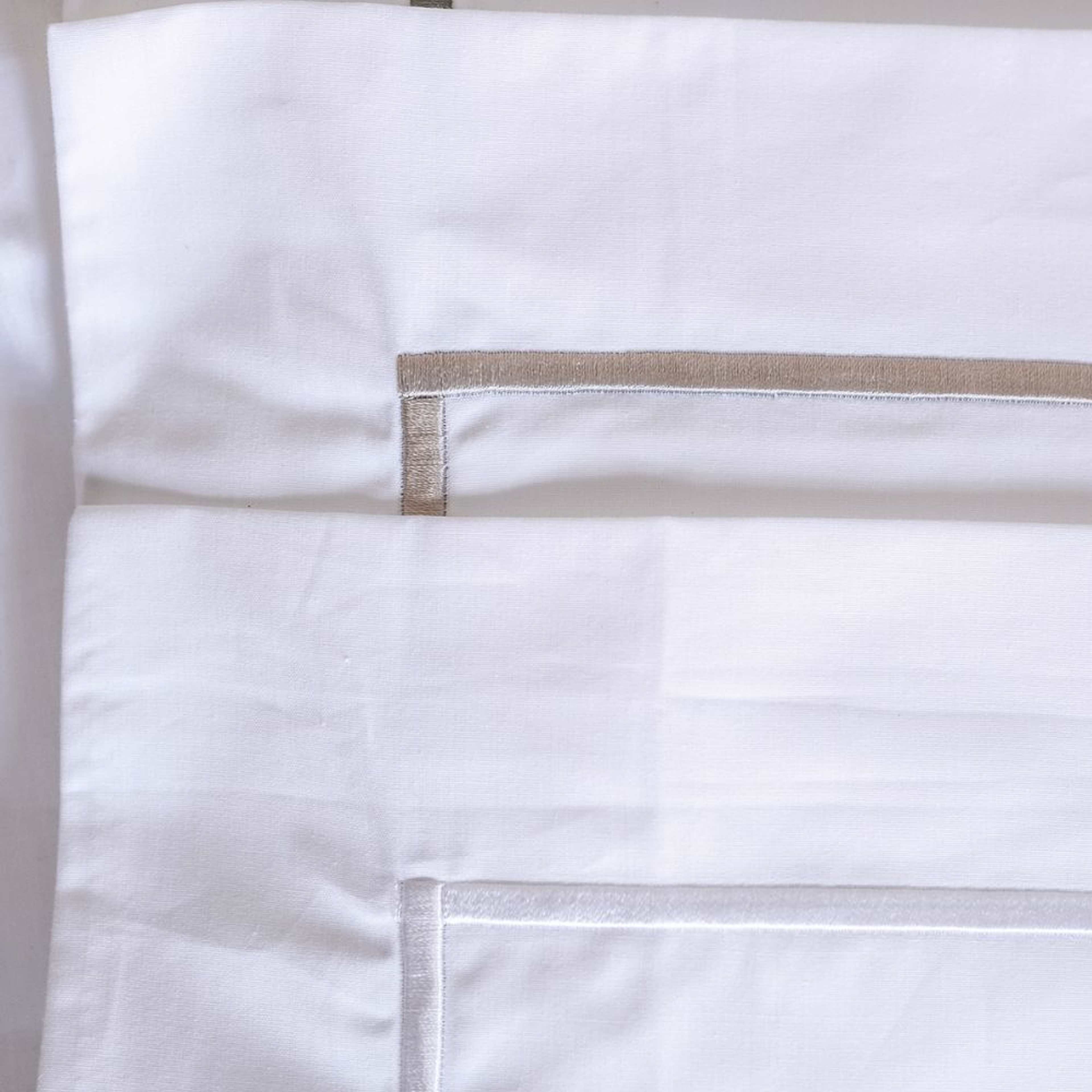 Ralph - Örngott 50x90, från Home of ESS, i färgen white/champagne. Klicka för att öppna bilden i stort format