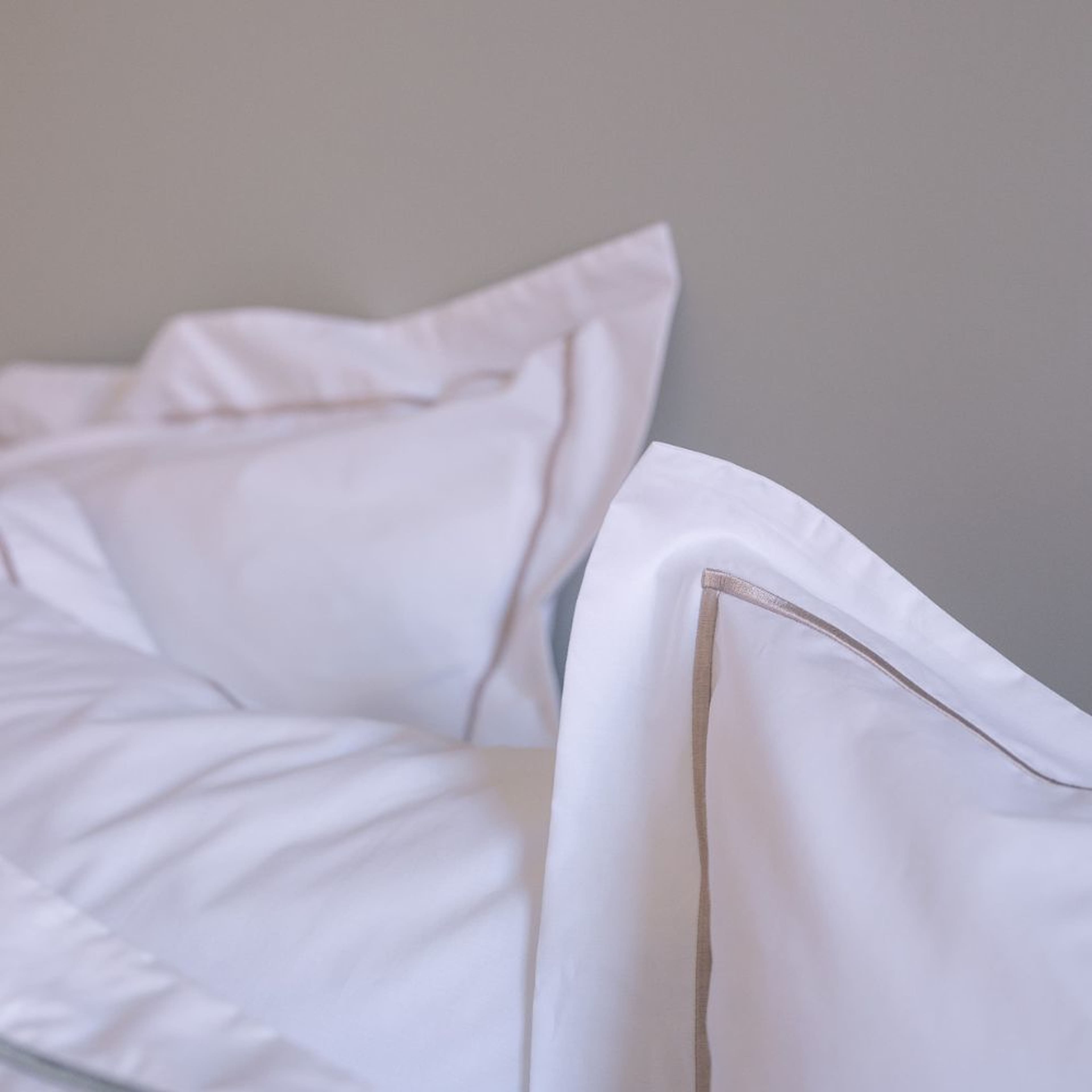 Ralph - Örngott 50x90, från Home of ESS, i färgen white/champagne. Klicka för att öppna bilden i stort format