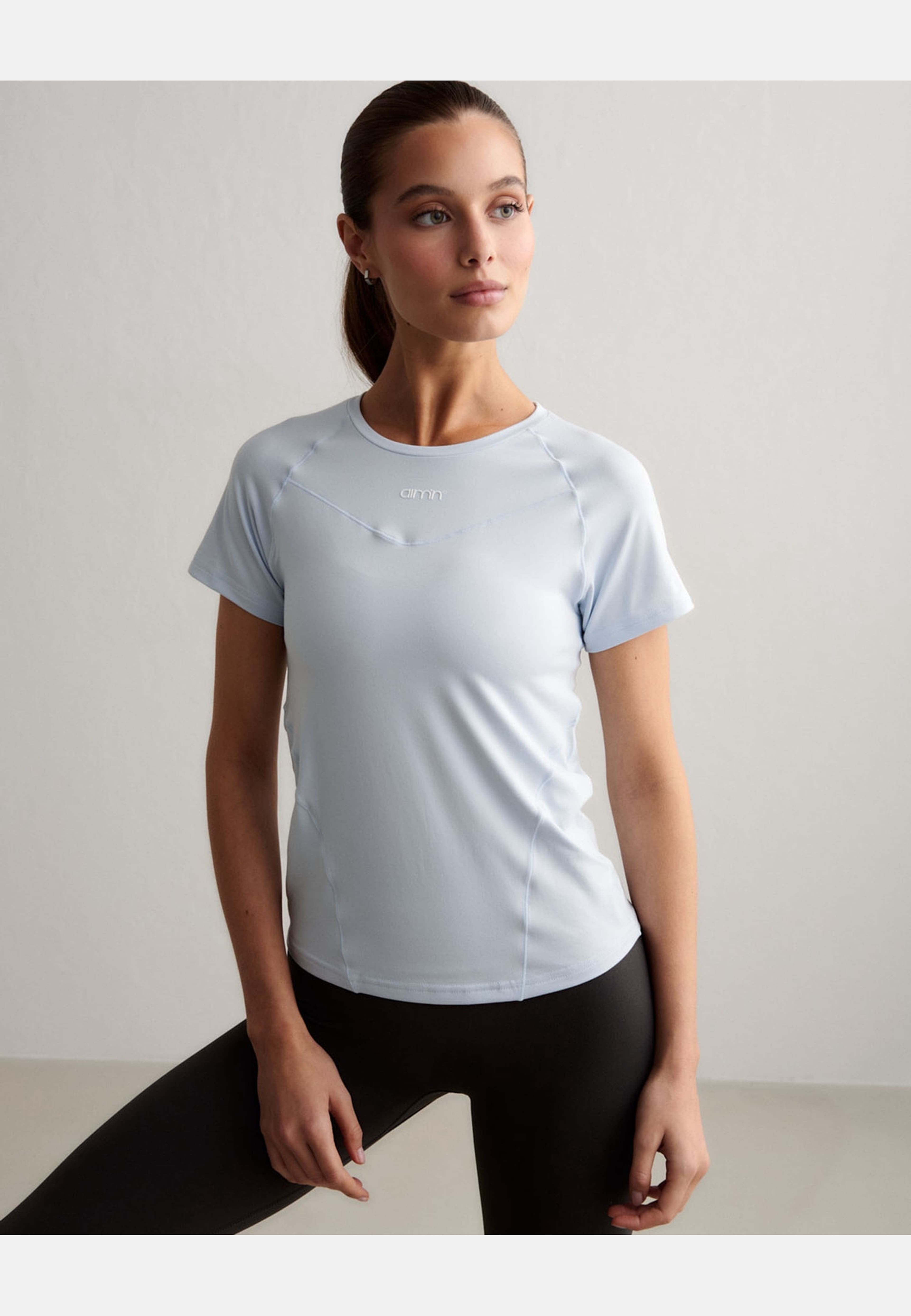 Soft Basic Short Sleeve, från aim'n, i färgen aura. Klicka för att öppna bilden i stort format