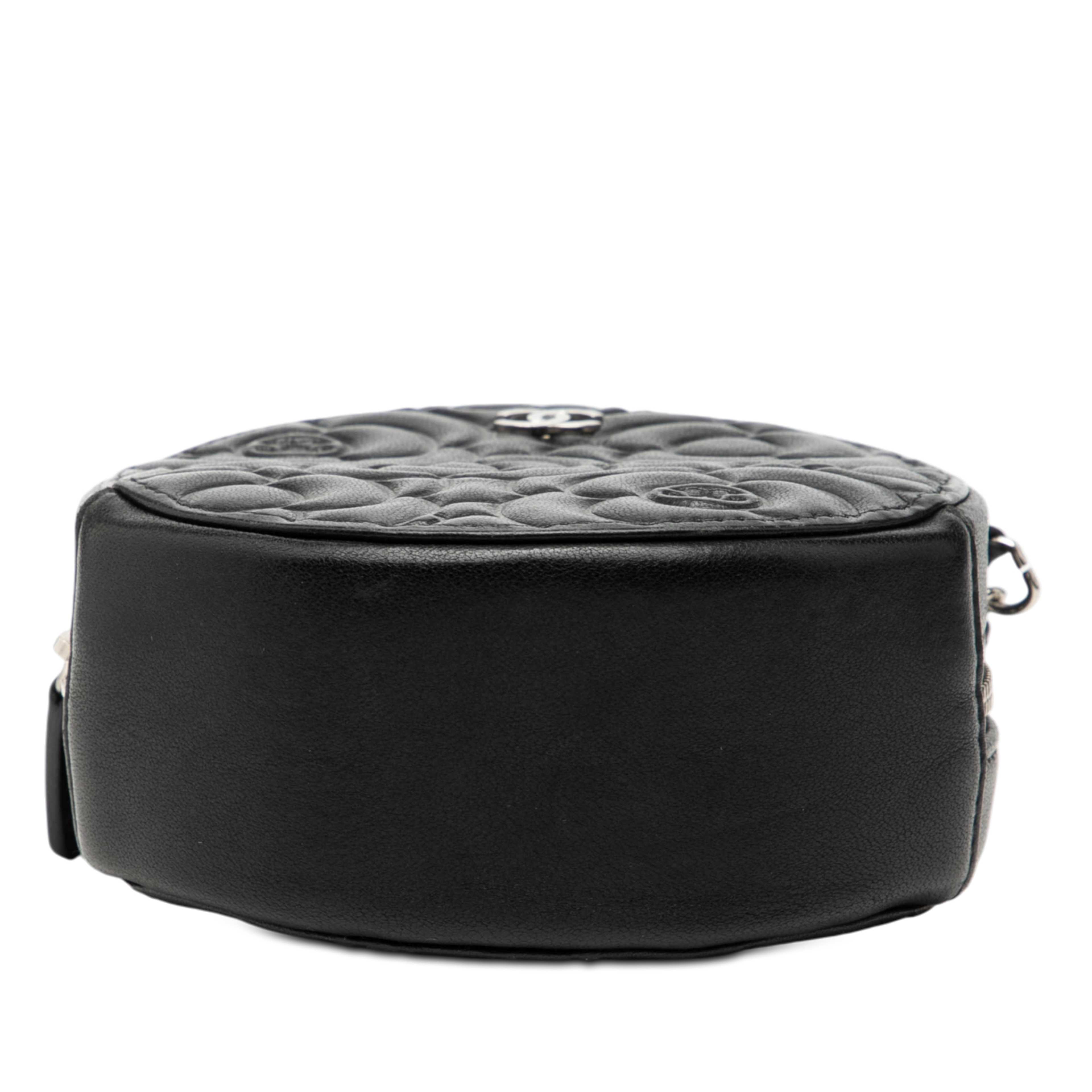 Chanel Goatskin Camellia Round Clutch With Chain, från Luxclusif, i färgen black. Klicka för att öppna bilden i stort format