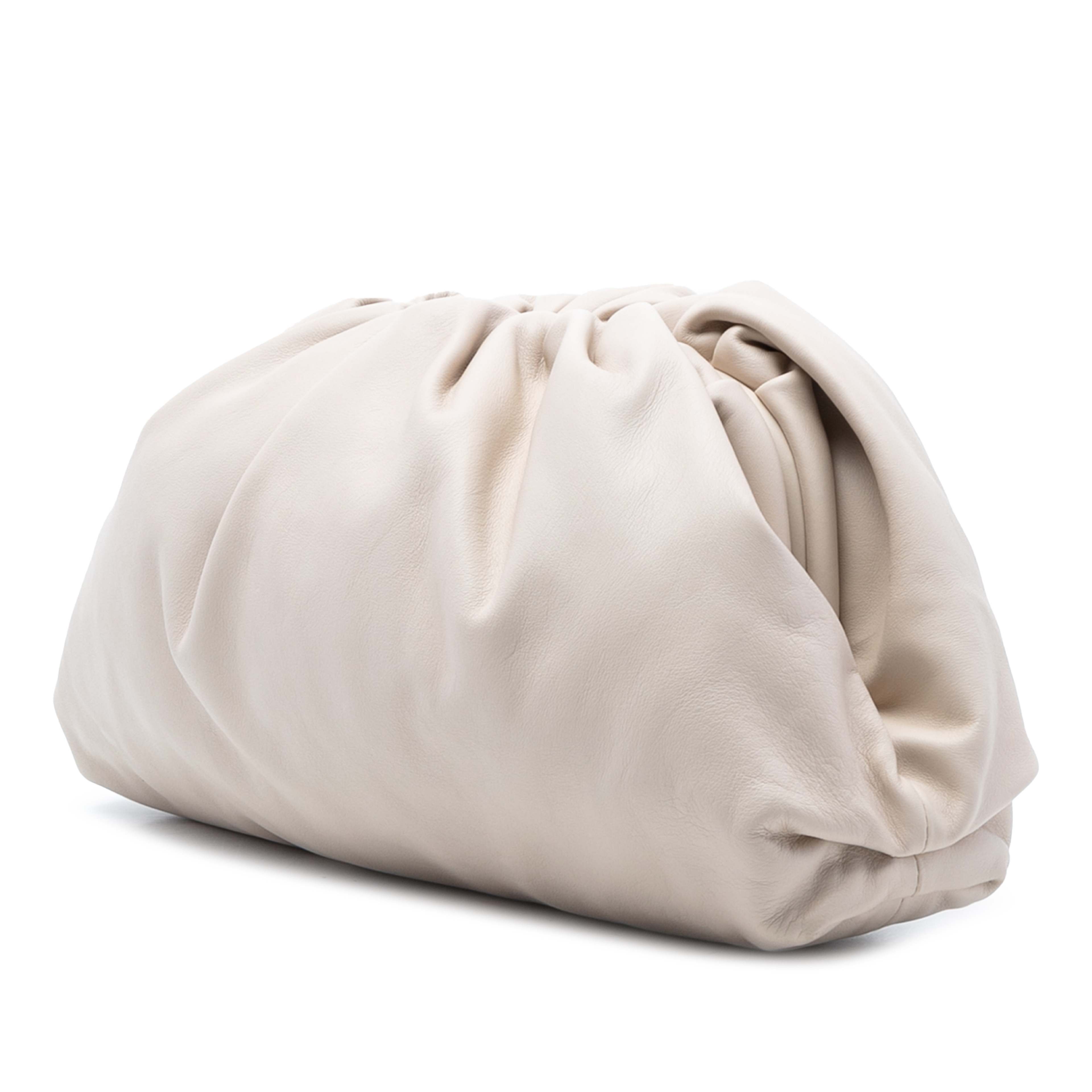 Bottega Veneta Lambskin The Pouch, från Luxclusif, i färgen off white. Klicka för att öppna bilden i stort format