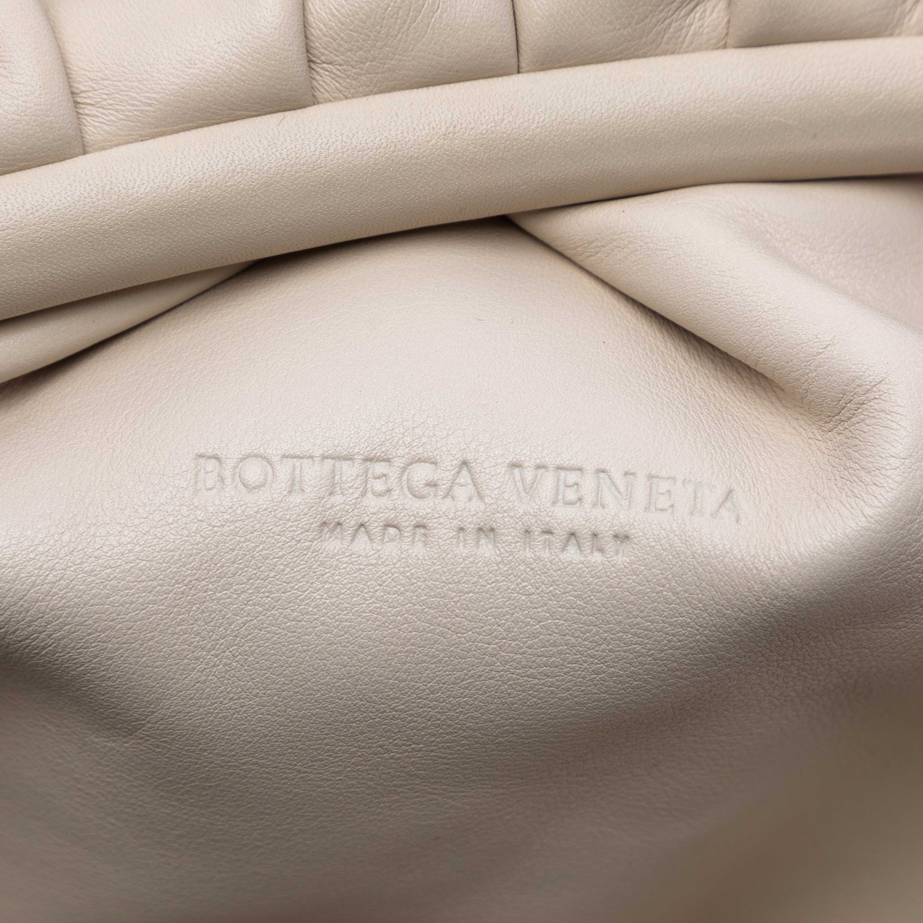 Bottega Veneta Lambskin The Pouch, från Luxclusif, i färgen off white. Klicka för att öppna bilden i stort format