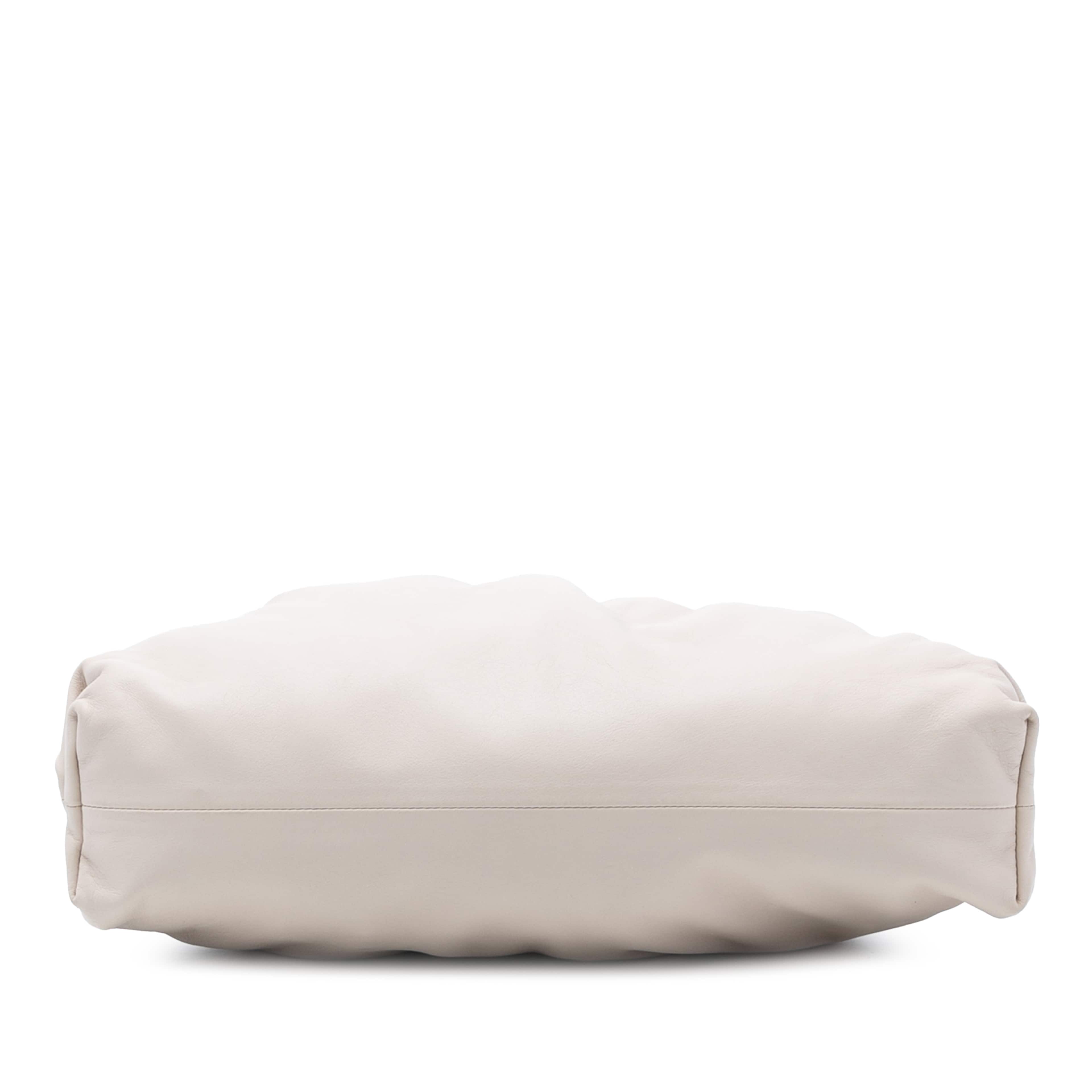 Bottega Veneta Lambskin The Pouch, från Luxclusif, i färgen off white. Klicka för att öppna bilden i stort format