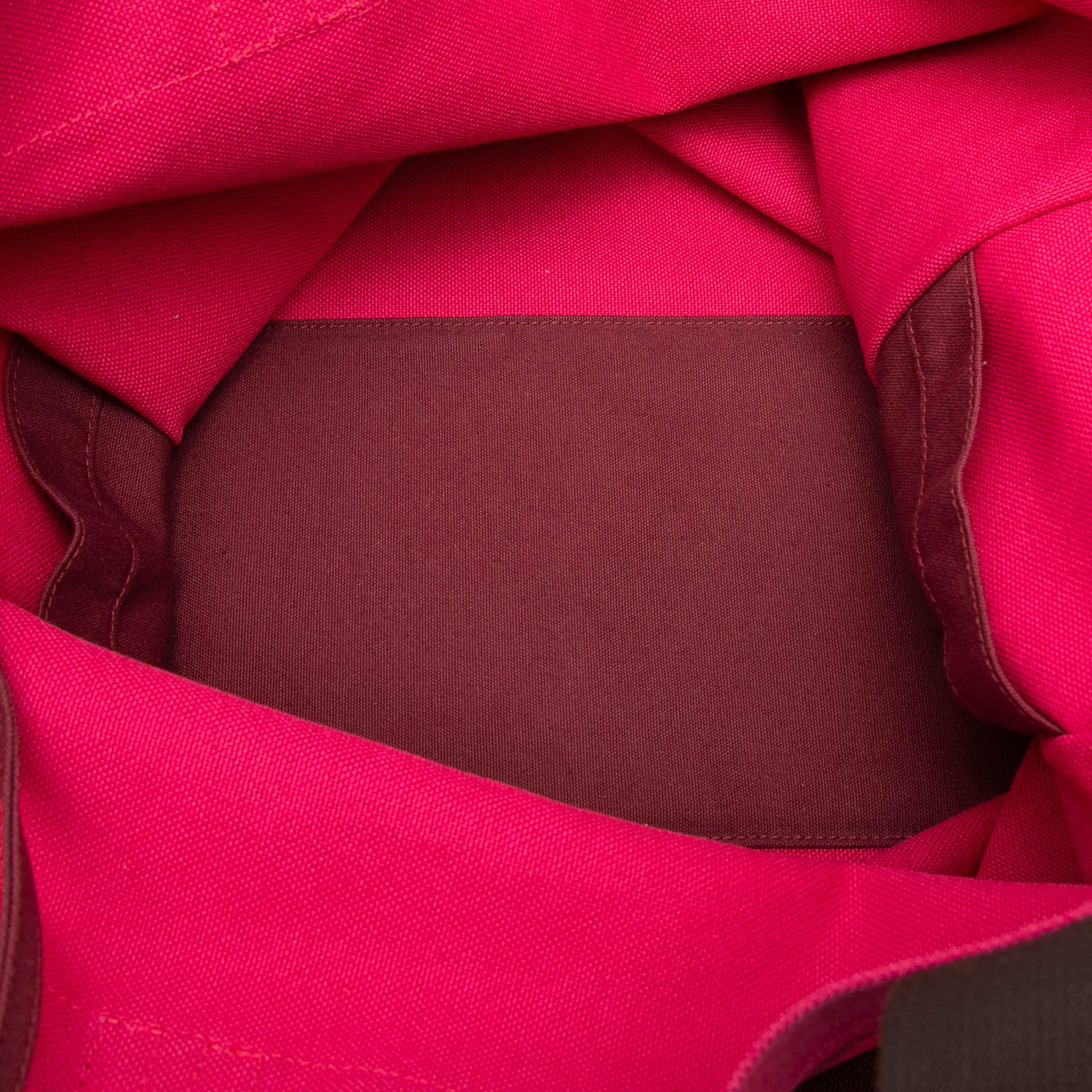 Hermès Toile Chevaux En Camouflage Beach Tote, från Luxclusif, i färgen dark pink. Klicka för att öppna bilden i stort format